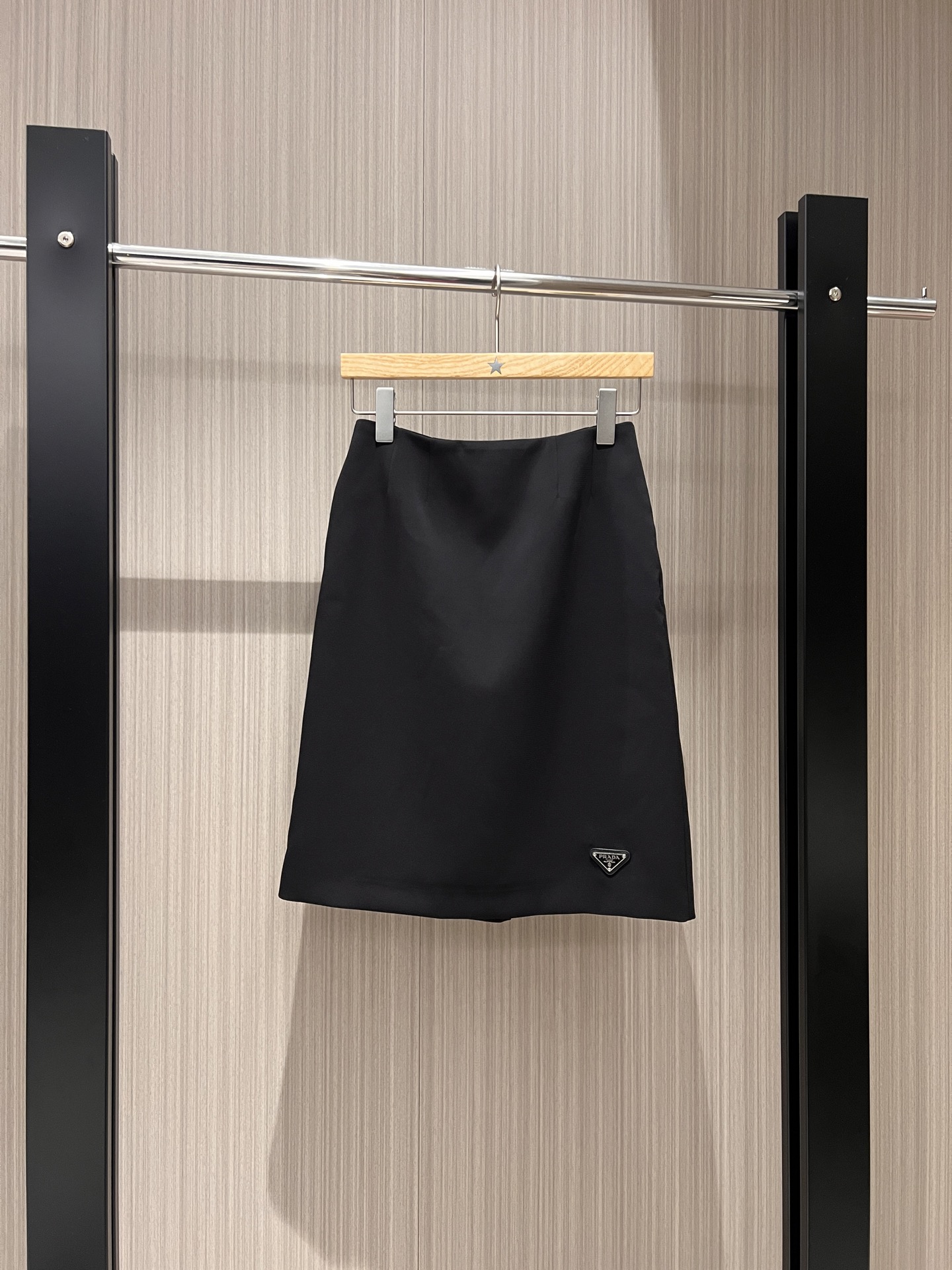 NO:321941,New style recommended triangle badge decoration minimalist skirt with pockets on both sides, hip slim fit, back slit, commuting intellectual temperament versatile, black and white SM, skirts, alexander wang19860909新款推荐三角徽章装饰极简半裙两侧有口袋 包臀修身 后摆开叉 通勤知性气质百搭 黑色白色 SM,,skirts,alexander wang,Women's clothing