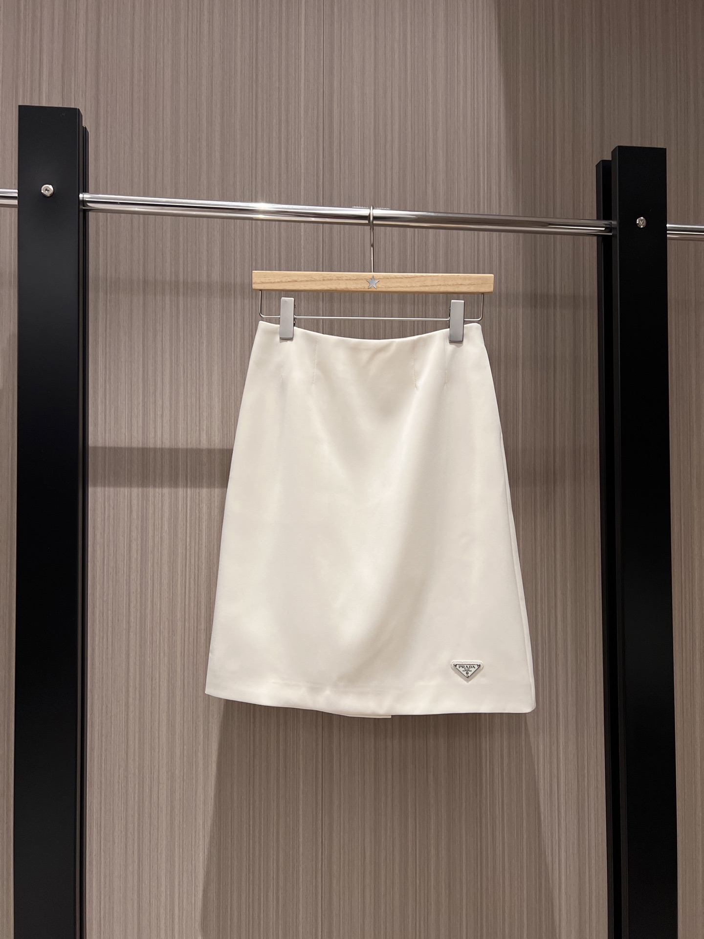 NO:321945,New style recommended triangle badge decoration minimalist skirt with pockets on both sides, hip slim fit, back slit, commuting intellectual temperament versatile, black and white SML, skirts, alexander wang19860909新款推荐三角徽章装饰极简半裙两侧有口袋 包臀修身 后摆开叉 通勤知性气质百搭 黑色白色 SML,,skirts,alexander wang,Women's clothing