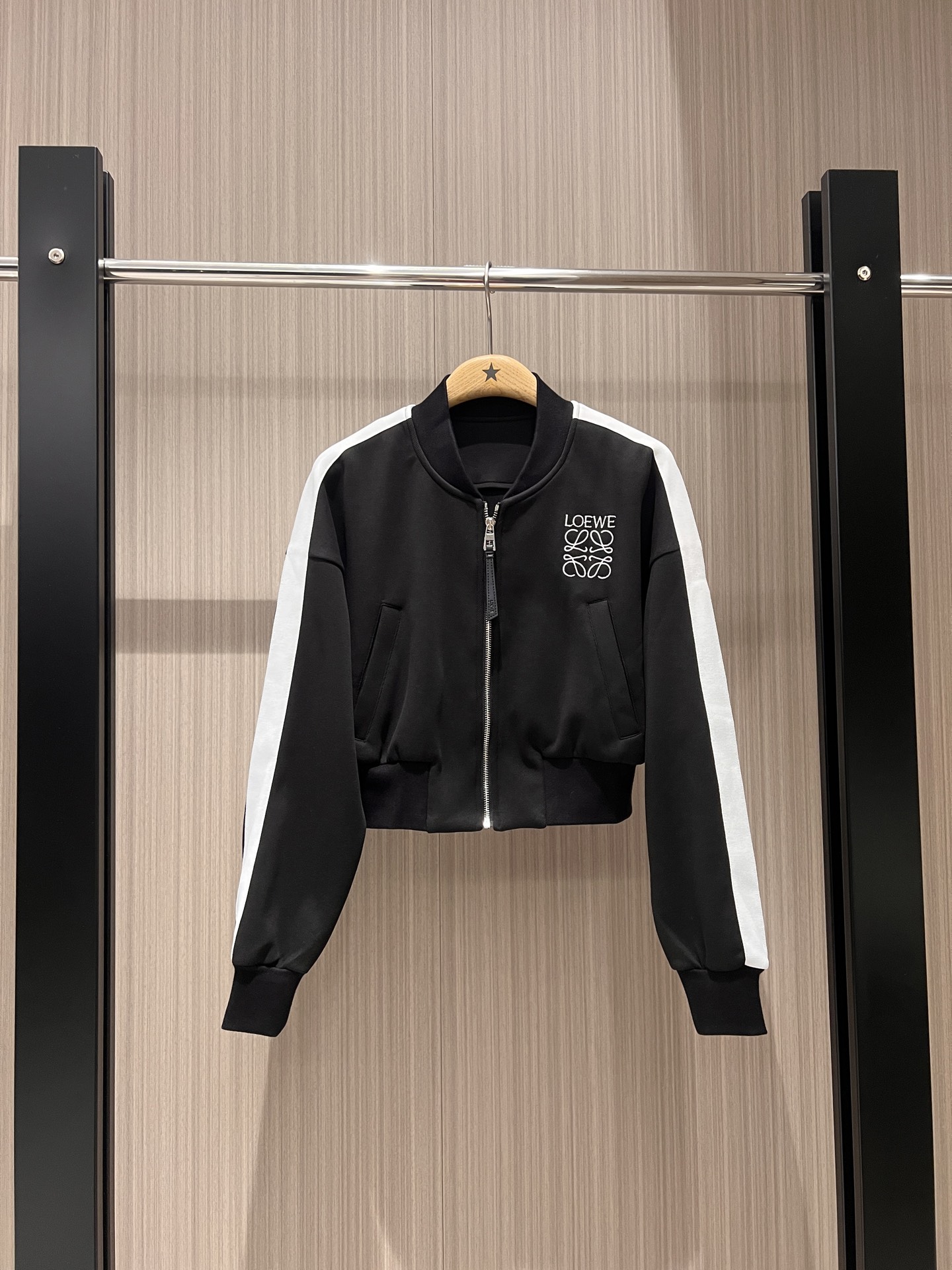 NO:321958,New stand-up collar color-blocking baseball uniform thin jacket Short jacket chest embroidered logo badge waist to show length, age-reducing versatile sports and leisure Black military green SML, Jackets & coats, Jackets & coats, alexander wang19860909新款立领拼色棒球服薄外套 短款夹克胸前刺绣logo徽章 收腰显腿长 减龄百搭运动休闲 黑色军绿 SML,,jackets & coats,jackets & coats,alexander wang,Women's clothing