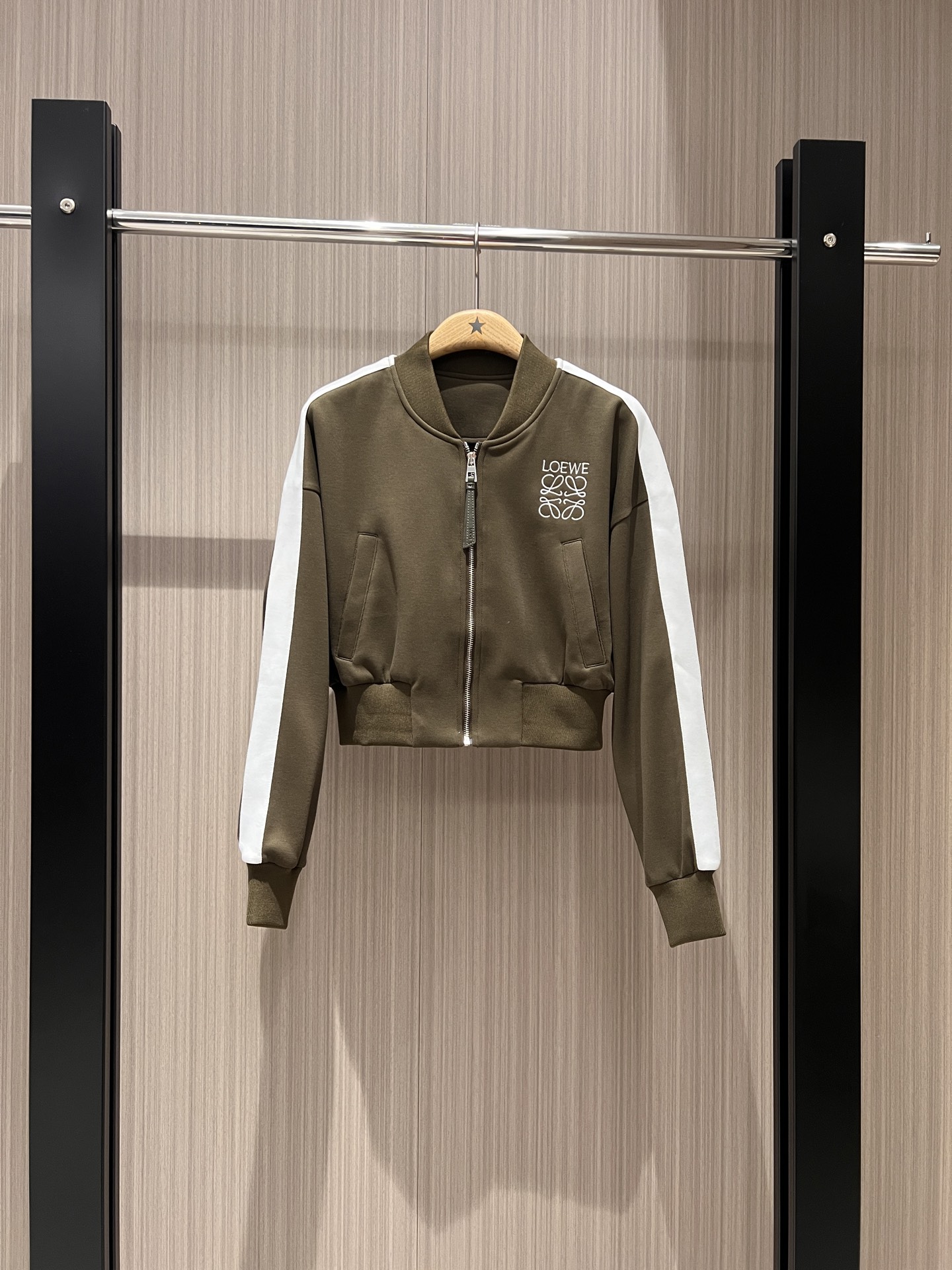 NO:321964,New stand-up collar color-blocking baseball uniform thin jacket Short jacket chest embroidered logo badge waist to show length, age-reducing versatile sports and leisure Black military green SML, Jackets & coats, Jackets & coats, alexander wang19860909新款立领拼色棒球服薄外套 短款夹克胸前刺绣logo徽章 收腰显腿长 减龄百搭运动休闲 黑色军绿 SML,,jackets & coats,jackets & coats,alexander wang,Women's clothing