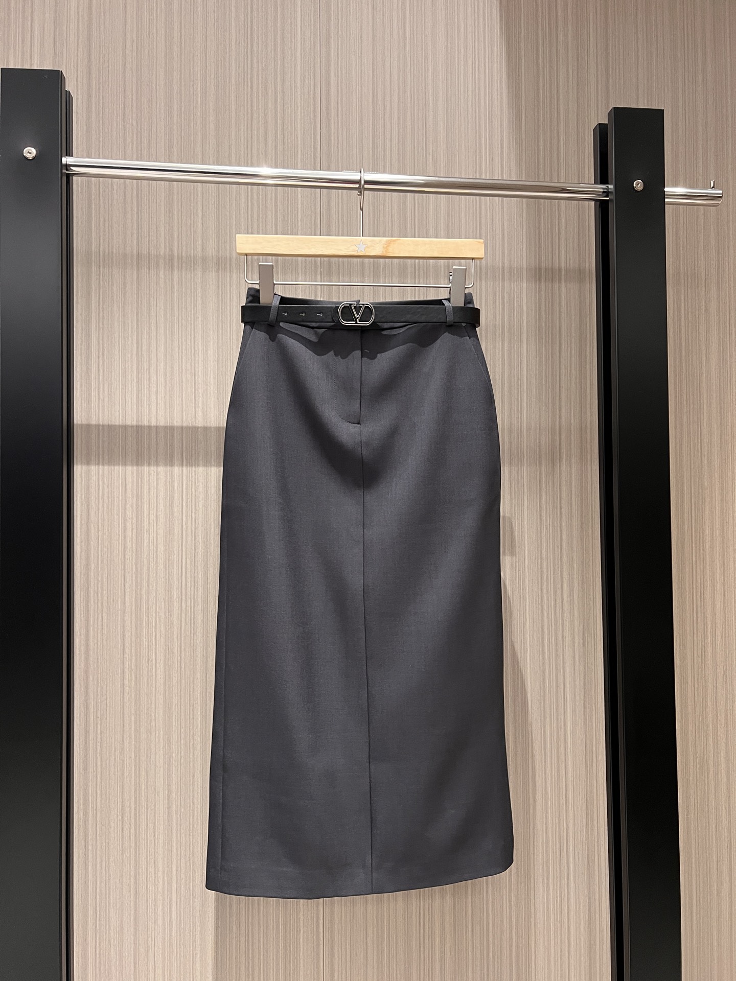 NO:321962,New V-letter belt decorative hip-packing long skirt Simple commuting Elegant and versatile Minimalist age-reducing pockets on both sides Rear slits Celebrity temperament Dark gray black pink S-XL, Skirts,alexander wang19860909新款V字母腰带装饰包臀长款半裙 简约通勤 优雅百搭 极简减龄两侧口袋 后摆开叉 名媛气质深灰黑色粉色 S-XL,,skirts,alexander wang,Women's clothing