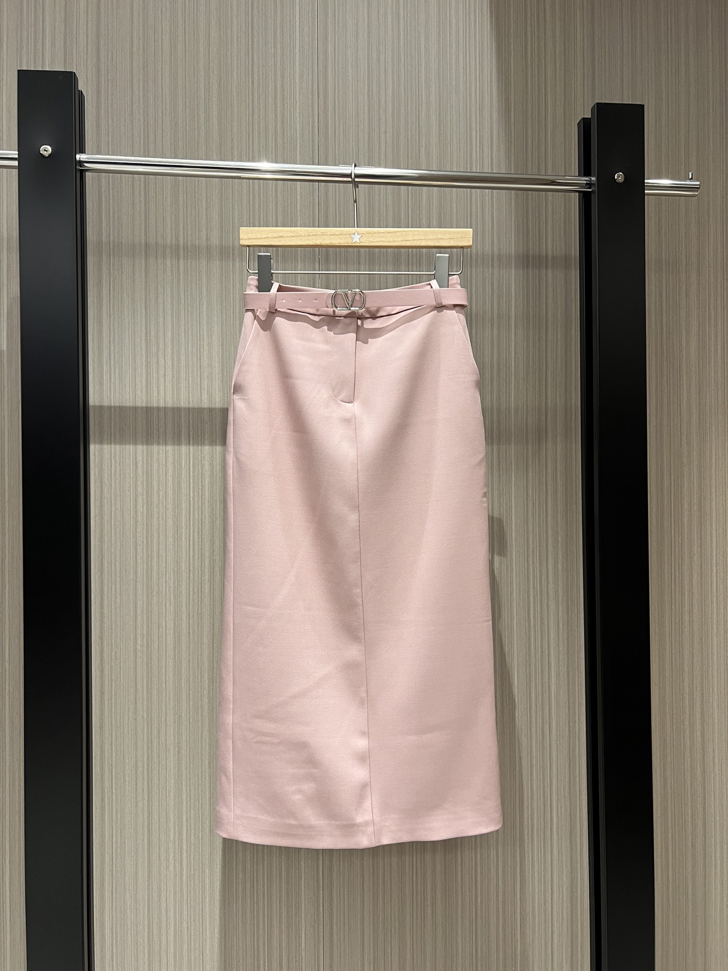 NO:321968,New V-letter belt decorative hip-packing long skirt Simple commuting Elegant and versatile Minimalist age-reducing pockets on both sides Rear slits Celebrity temperament Dark gray black pink S-XL, Skirts,alexander wang19860909新款V字母腰带装饰包臀长款半裙 简约通勤 优雅百搭 极简减龄两侧口袋 后摆开叉 名媛气质深灰黑色粉色 S-XL,,skirts,alexander wang,Women's clothing