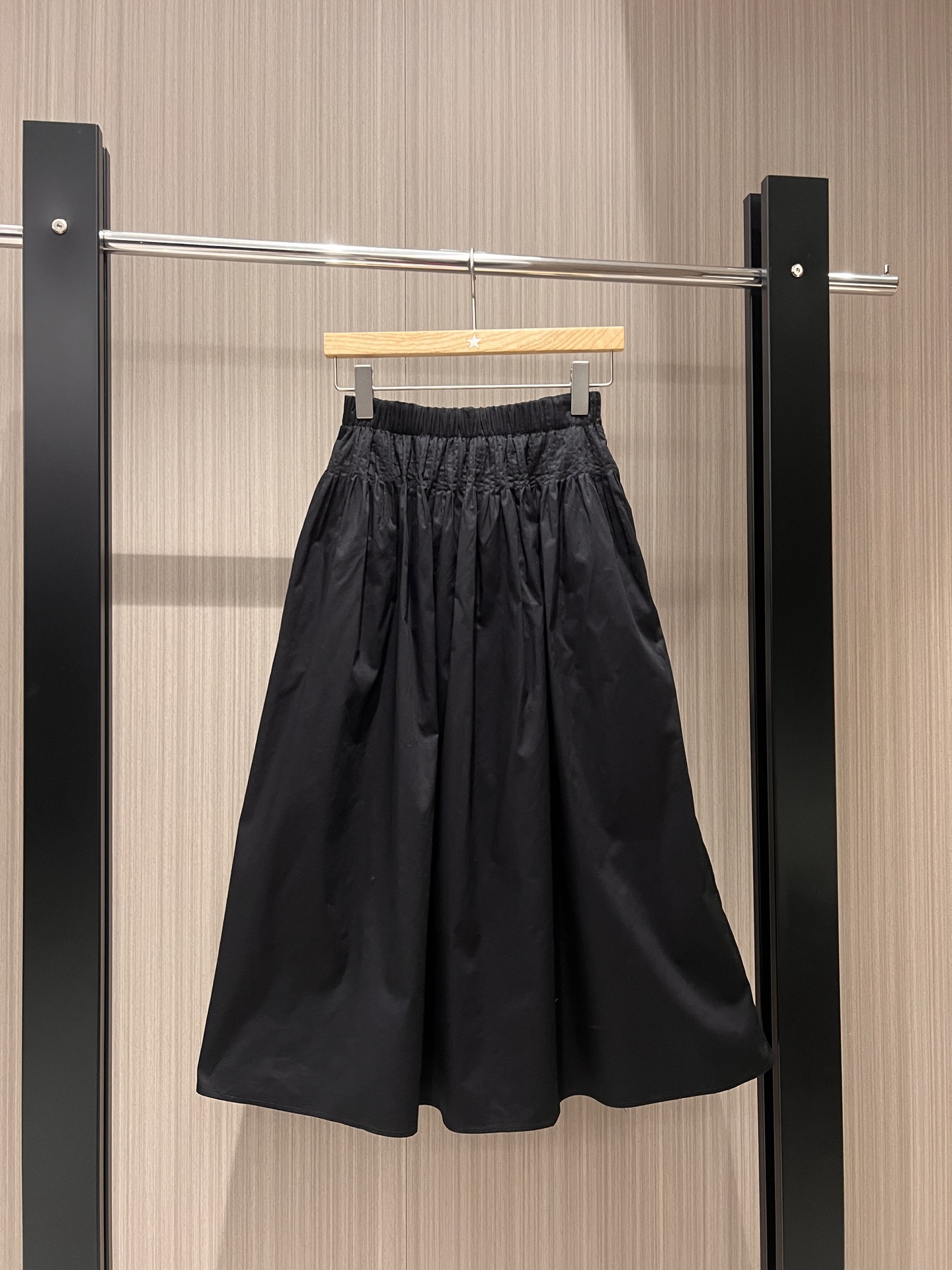 NO:321976,New elastic waist heavy-duty pleated cotton skirt with pockets on both sides. Vacation travel. Lazy and versatile must-have for age reduction. Black and white SML, skirts, alexander wang19860909新款松紧腰重工打褶超大摆棉布半裙两侧有口袋 度假旅游 慵懒百搭减龄必备 黑色白色 SML,,skirts,alexander wang,Women's clothing