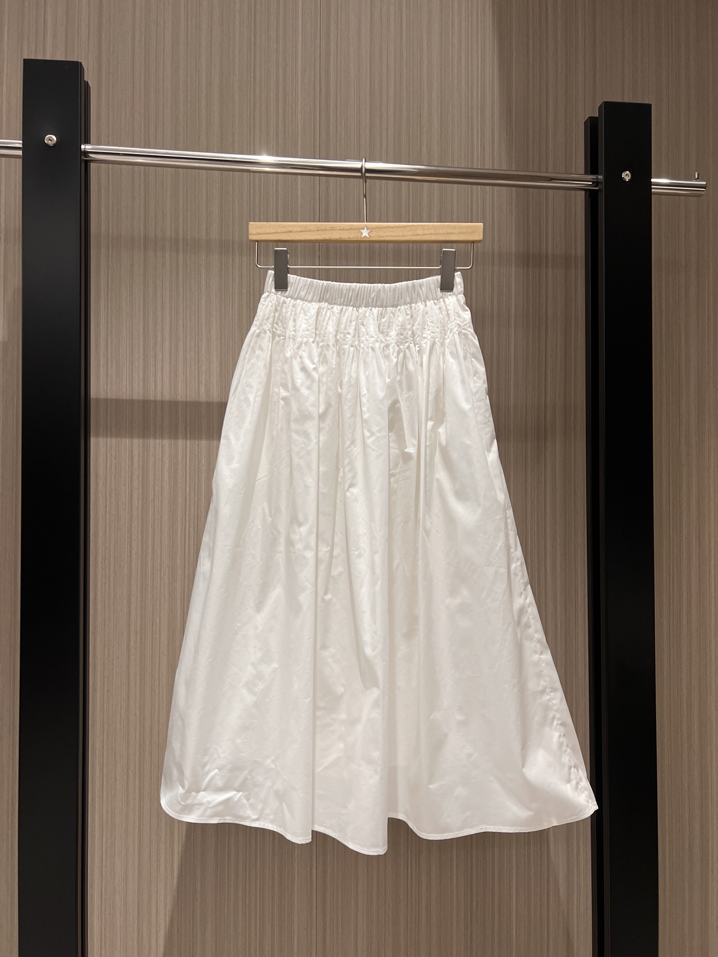 NO:321979,New elastic waist heavy-duty pleated cotton skirt with pockets on both sides. Vacation travel. Lazy and versatile must-have for age reduction. Black and white SML, skirts, alexander wang19860909新款松紧腰重工打褶超大摆棉布半裙两侧有口袋 度假旅游 慵懒百搭减龄必备 黑色白色 SML,,skirts,alexander wang,Women's clothing