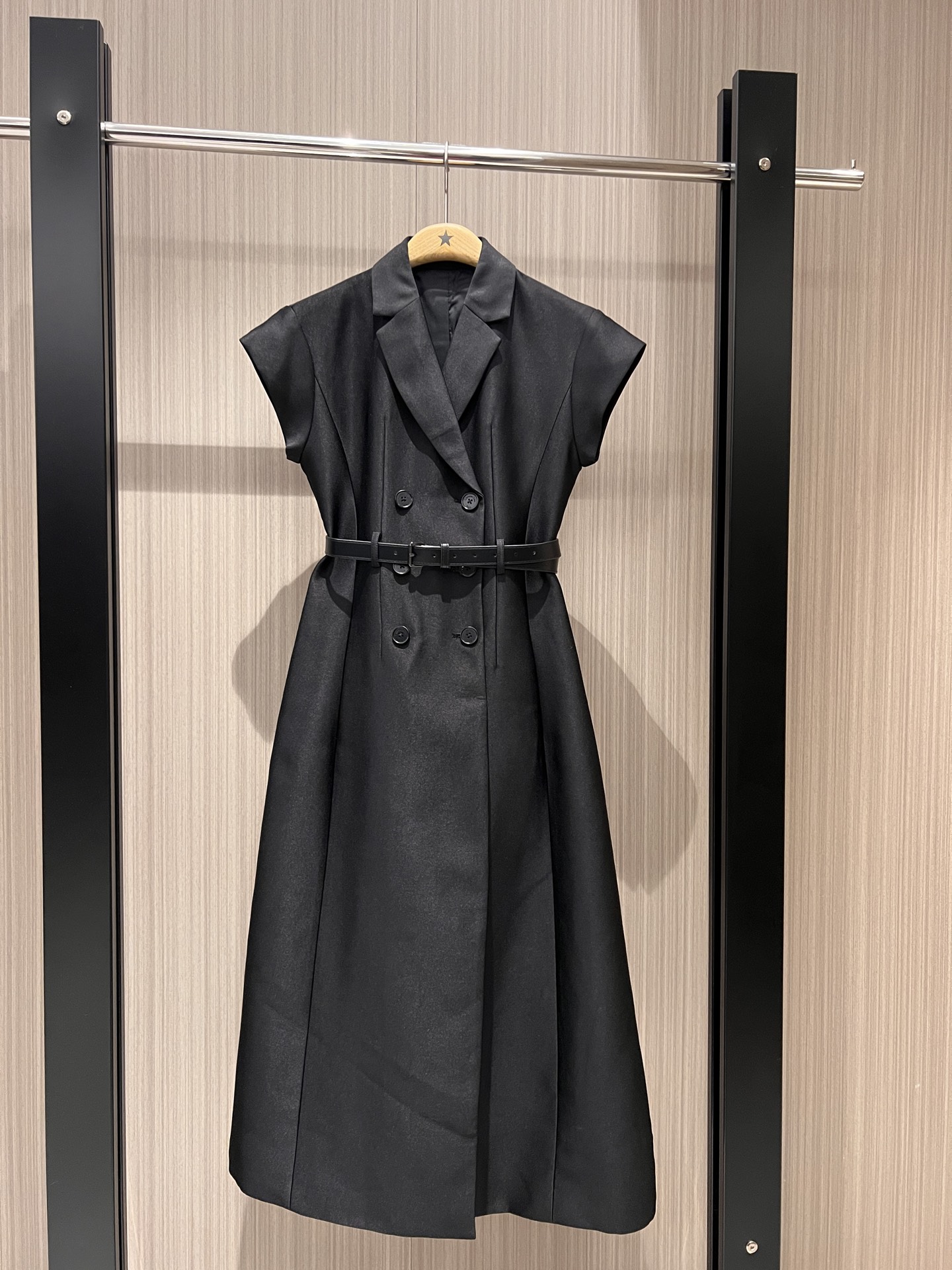 NO:322467,New recommended show style synchronization, suit collar double-breasted shoulder-decked vest skirt dress delivery belt waist decoration slim fit and slim temperament Elegant pockets on both sides commuting neatly Black and white SML 8,,skirts,business suit,alexander wang19860909新款推荐秀款同步 西装领双排扣落肩设计马甲裙连衣裙配送腰带收腰装饰 修身显瘦 气质优雅 两侧有口袋通勤利落 黑色白色 SML 8,,skirts,business suit,alexander wang,Women's clothing