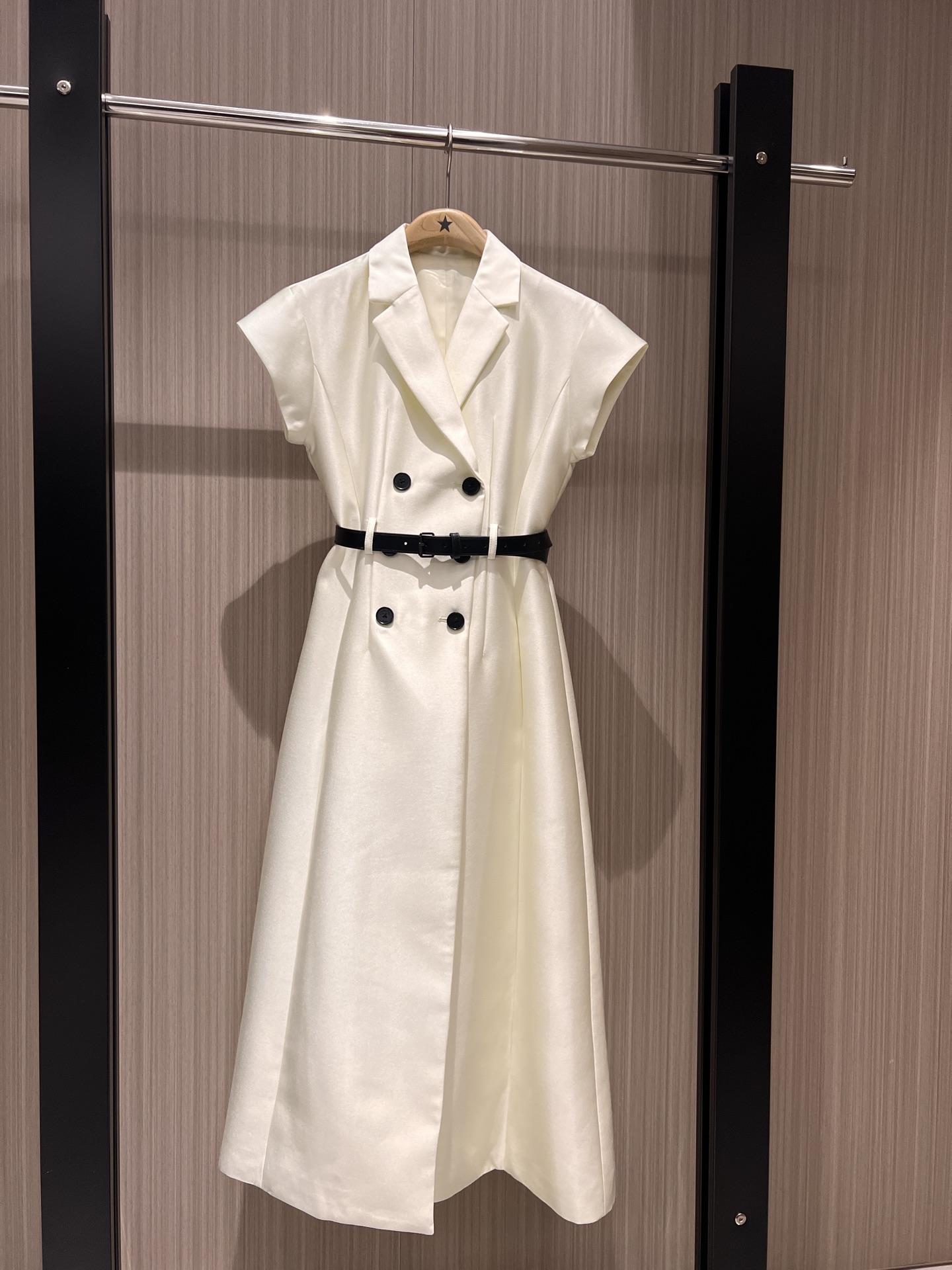 NO:322470,New recommended show style synchronization, suit collar double-breasted shoulder-decked vest skirt dress delivery belt waist decoration slim fit and slim temperament Elegant pockets on both sides commuting neatly Black and white SML, skirts, business suit, alexander wang19860909新款推荐秀款同步 西装领双排扣落肩设计马甲裙连衣裙配送腰带收腰装饰 修身显瘦 气质优雅 两侧有口袋通勤利落 黑色白色 SML,,skirts,business suit,alexander wang,Women's clothing