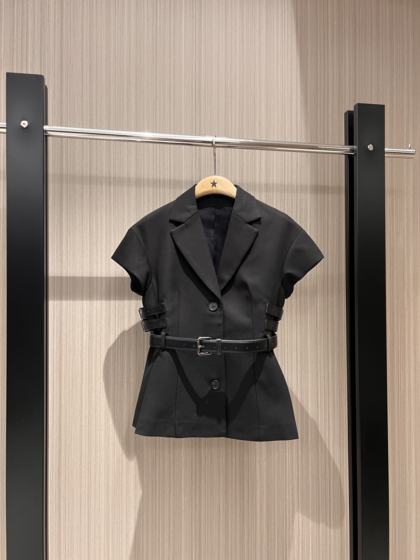 NO:322465,New style, same style as Kuang Lingling, three-dimensional waist-hugging suit collar short-sleeved top belt buckle design, waist-hugging cool delivery belt decoration, fashionable and capable casual and slim queen SML 8,, T-shirt, business suit, alexander wang19860909新款秀款 邝玲玲同款 立体收腰西装领短袖上衣系皮带扣设计 收腰酷辣配送腰带装饰 时尚干练 休闲百摸御姐女王 SML 8,,T-shirt,business suit,alexander wang,Women's clothing