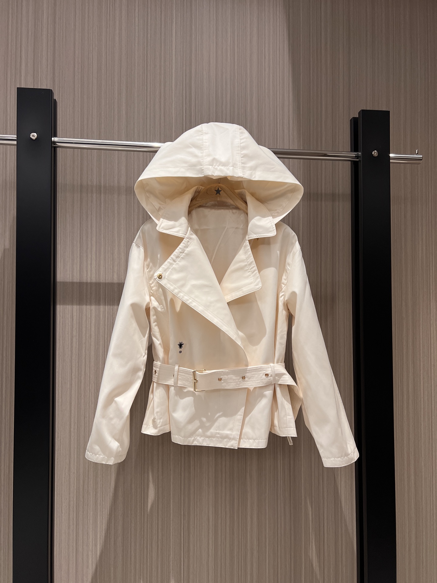 NO:322471,New style is coming to hooded large lapel zipper short windbreaker jacket, hat can be removable, belt, waist-hugging decoration, classic embroidery bee, fashionable and slim, casual and versatile, temperament and age-reducing SML,, jackets & coats,hats,alexander wang19860909新款来袭连帽大翻领拉链短款风衣外套 帽子可拆卸系腰带收腰装饰 经典刺绣小蜜蜂时尚显瘦 休闲百搭 气质减龄 SML,,jackets & coats,hats,alexander wang,Women's clothing