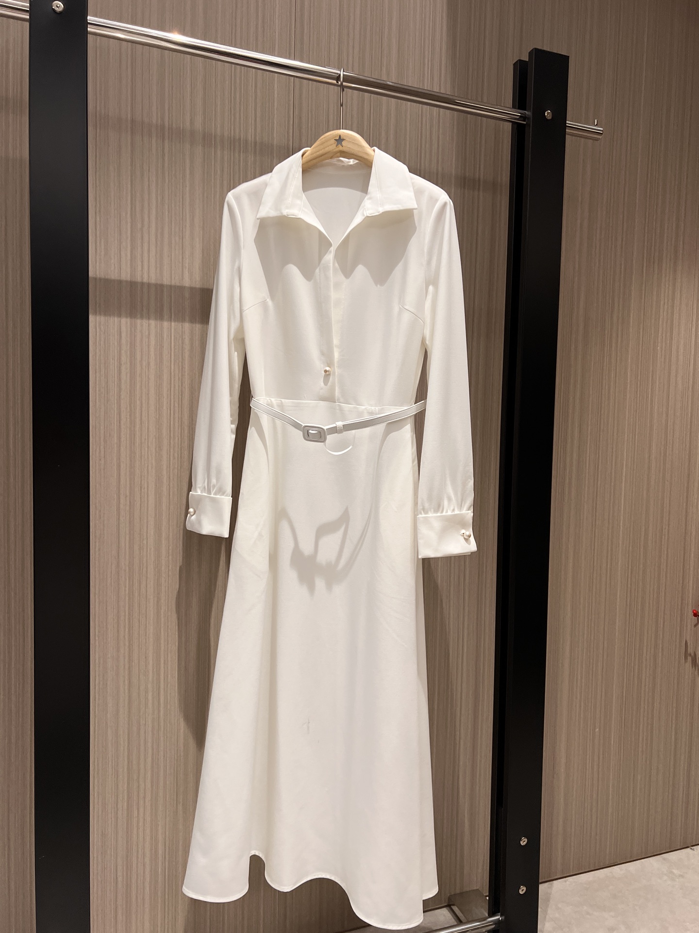 NO:322482,New lapel deep V long skirt dress with long sleeve rolled cuffs delivery belt decoration neckline molded CD pearl buckles slim pockets on both sides to make the celebrity elegant elegant woman black and white SML, skirts, alexander wang19860909新款翻领深V长裙连衣裙 长袖卷边袖口配送腰带装饰 领口开模CD珍珠扣 两侧有口袋修身显瘦 名媛优雅 精致女人 黑色白色 SML,,skirts,alexander wang,Women's clothing