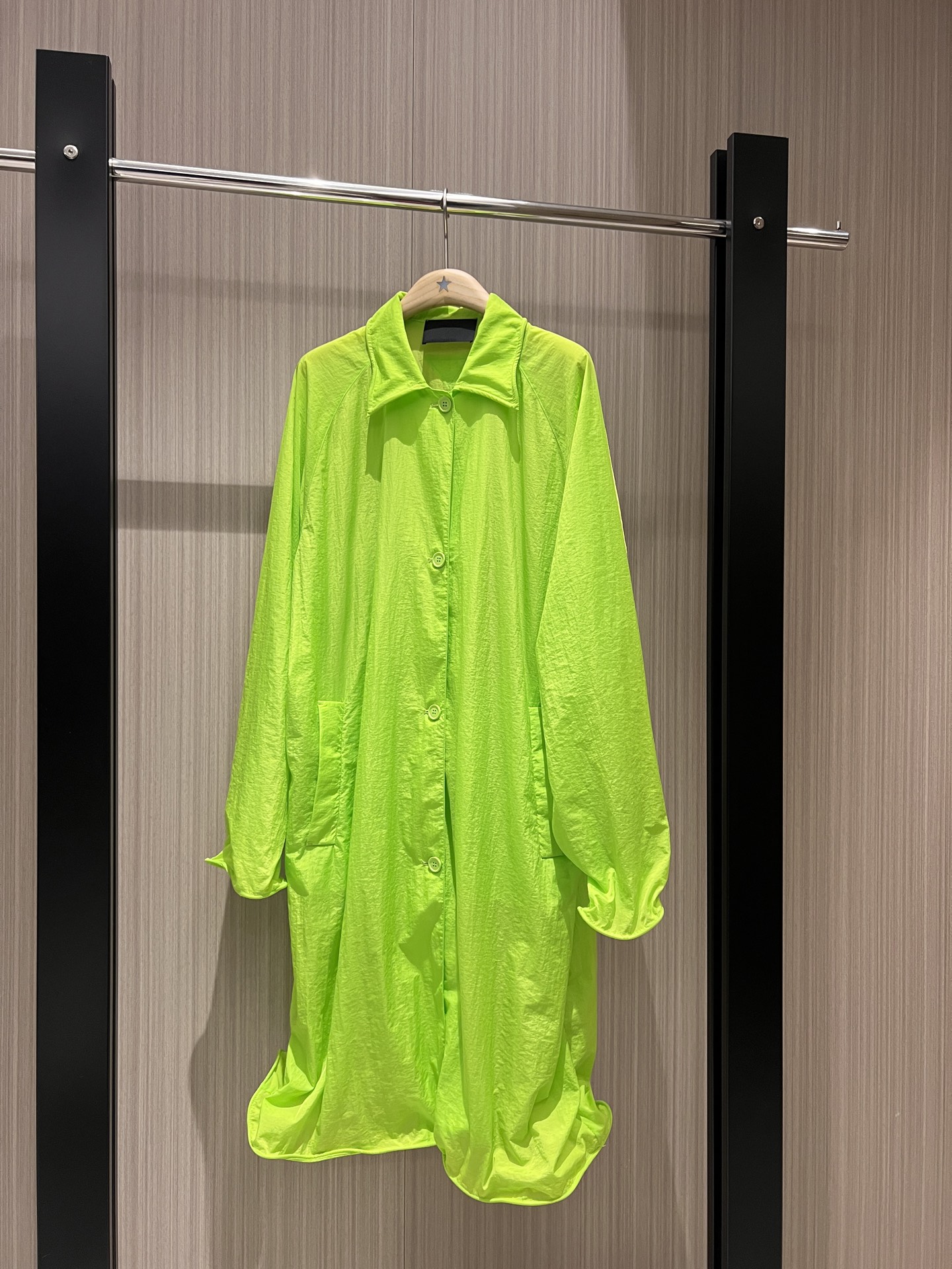 NO:322477,New built-in aluminum wire design, show style long windbreaker, sun protection jacket can freely create effect, fashionable items are loose and casual, full of aura, fluorescent green SML,, jackets & coats,alexander wang19860909新款内置铝丝设计 秀款凹造型长款风衣 防晒外套可自由塑造效果 时髦单品宽松休闲 气场十足 荧光绿 SML,,jackets & coats,alexander wang,Women's clothing