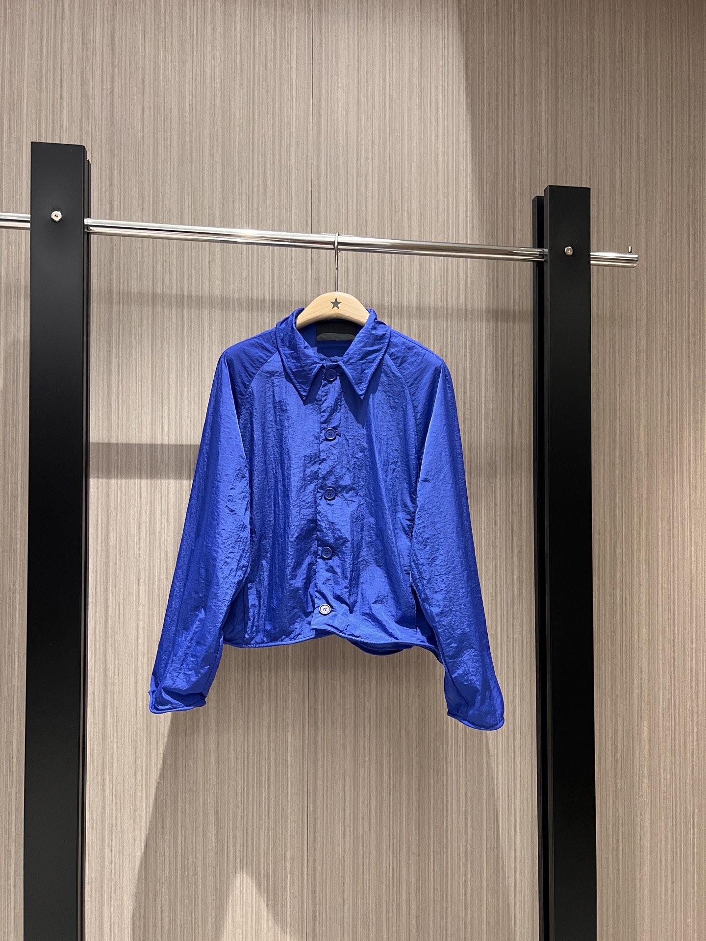 NO:322483,New built-in aluminum wire design, show style short windbreaker, sunscreen jacket can freely create effect, fashionable items are loose and casual, full of aura, Krishna blue SM,, jackets & coats,alexander wang19860909新款内置铝丝设计 秀款凹造型短款风衣 防晒衣外套可自由塑造效果 时髦单品宽松休闲 气场十足 克莱茵蓝 SM,,jackets & coats,alexander wang,Women's clothing