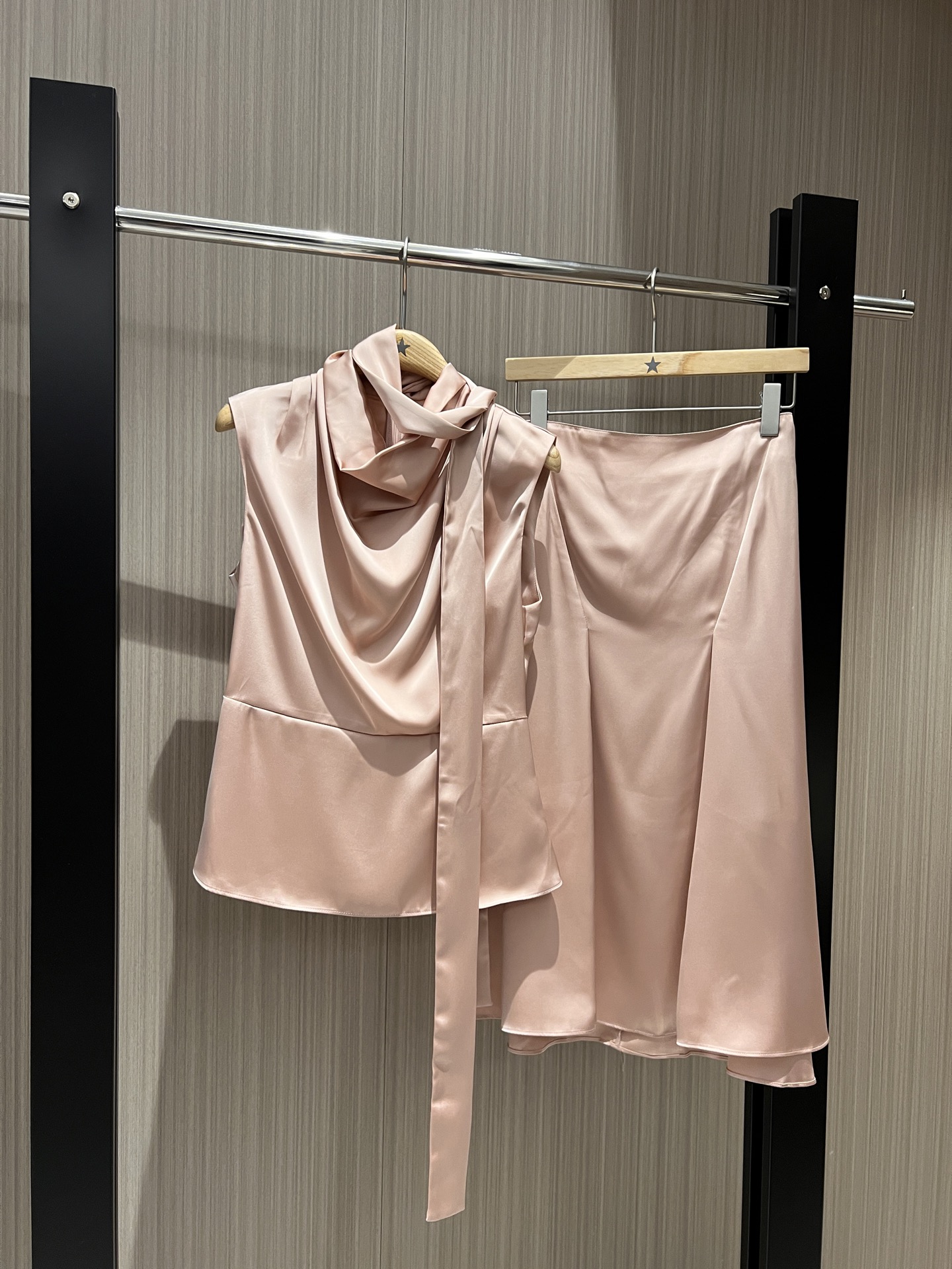 NO:323051,New style of streamer sleeveless vest top with flowing fishtail skirt, three-dimensional waist-hugging elegant temperament, celebrity style, fashionable and slim fit, one set SML, skirts, alexander wang19860909新款来袭飘带荡领无袖背心上衣搭配飘逸鱼尾半裙 立体收腰优雅气质 名媛范儿 时尚修身 一套出 SML,,skirts,alexander wang,Women's clothing