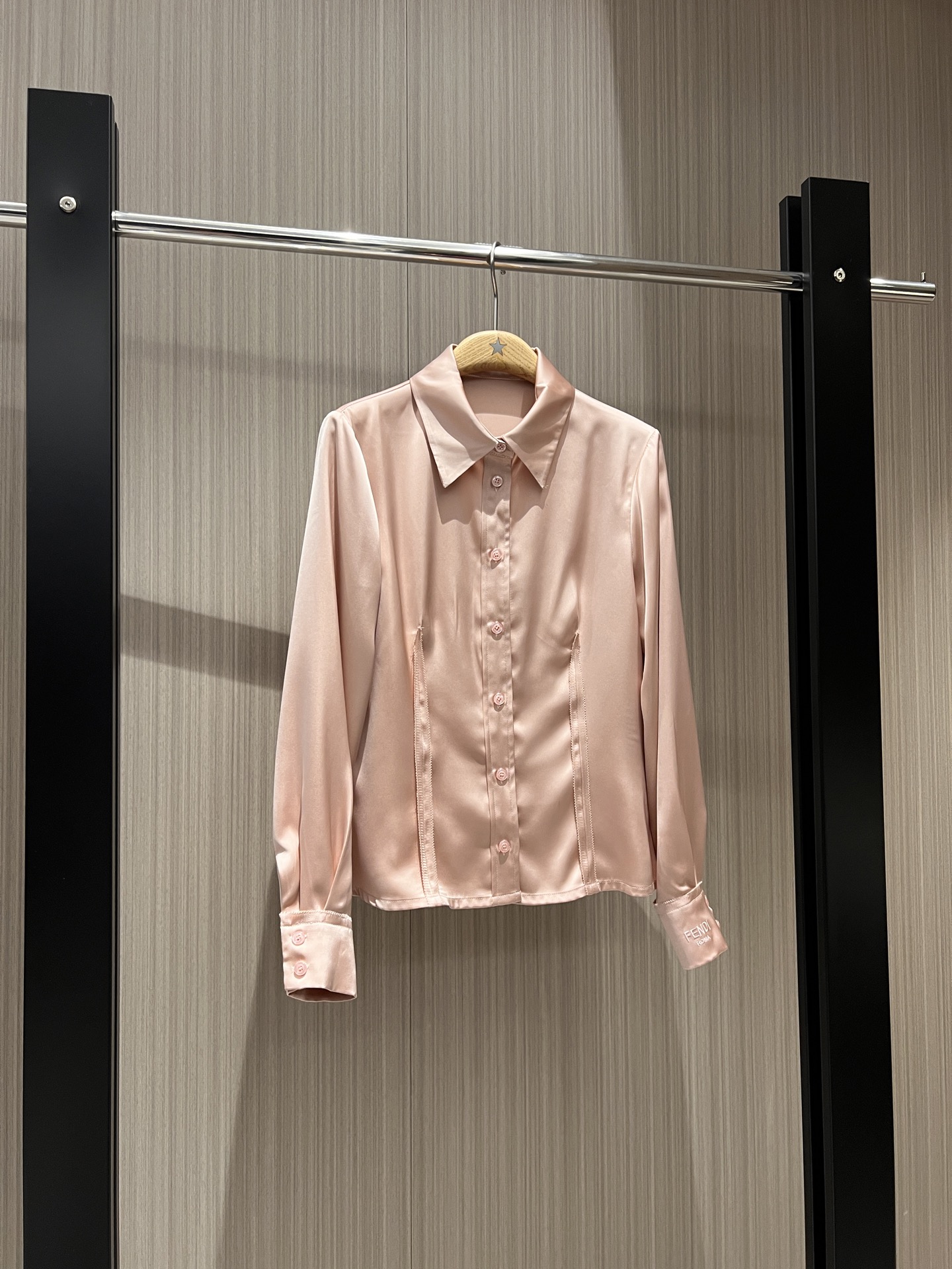 NO:323057,New style of cuff embroidered logo letters decorate pink shirt with silk tailoring, simple and fashionable temperament, versatile SML, alexander wang19860909新款来袭袖口刺绣logo字母装饰粉色衬衣对丝剪裁拼接 简约时尚 气质百搭SML,,alexander wang,Women's clothing