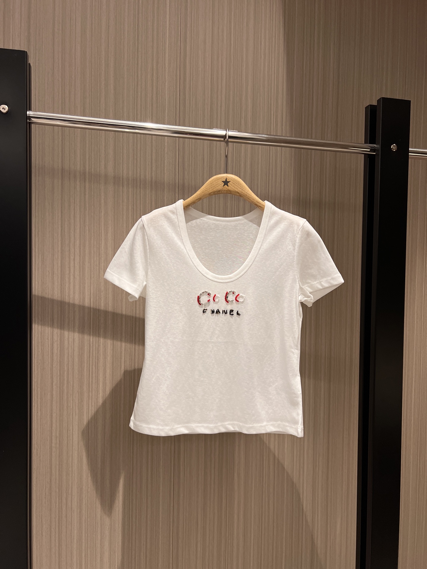 NO:323074,New handmade beaded Coco letter U-neck T-shirt, small-size slim look, age-reducing versatile white SML, tees, t-shirt, alexander wang19860909新款手工钉珠Coco字母U领T恤 小版型修身显瘦 减龄百搭咖粉白 SML,,tees，t-shirt,alexander wang,Women's clothing