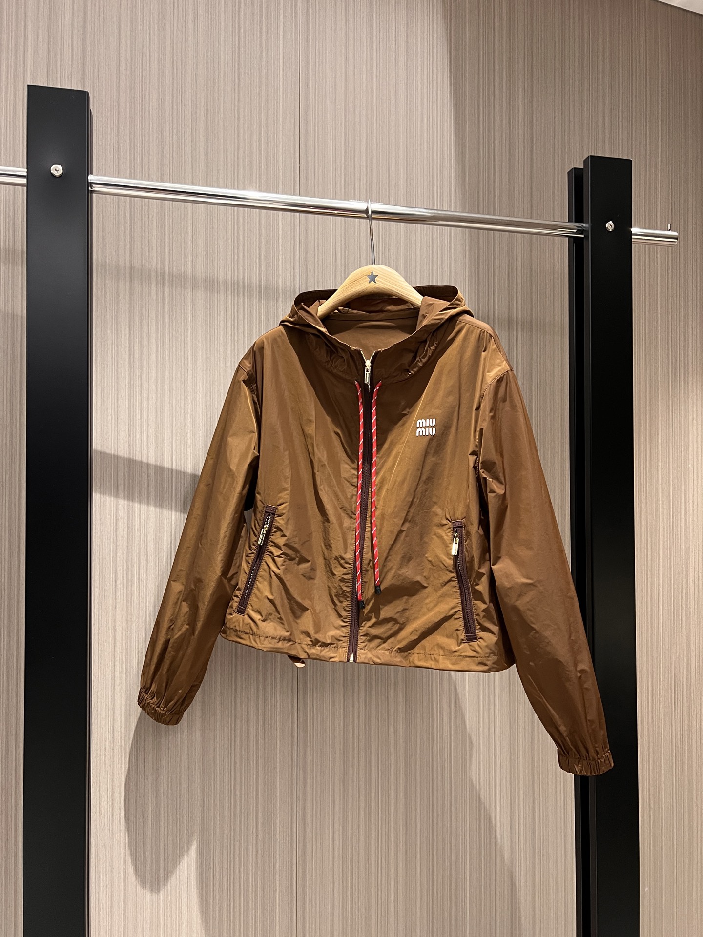 NO:323067,New style recommended red rope decorative nylon windbreaker jacket classic miu style hem can be swinging rope waist-histed windproof sun protection casual and versatile khaki SML, miumiu, jackets & coats,hats,alexander wang19860909新款推荐红绳装饰连帽尼龙风衣外套 经典miu式风格下摆可摆绳收腰 防风防晒 休闲百搭卡其咖色 SML,,miumiu,jackets & coats,hats,alexander wang,Women's clothing