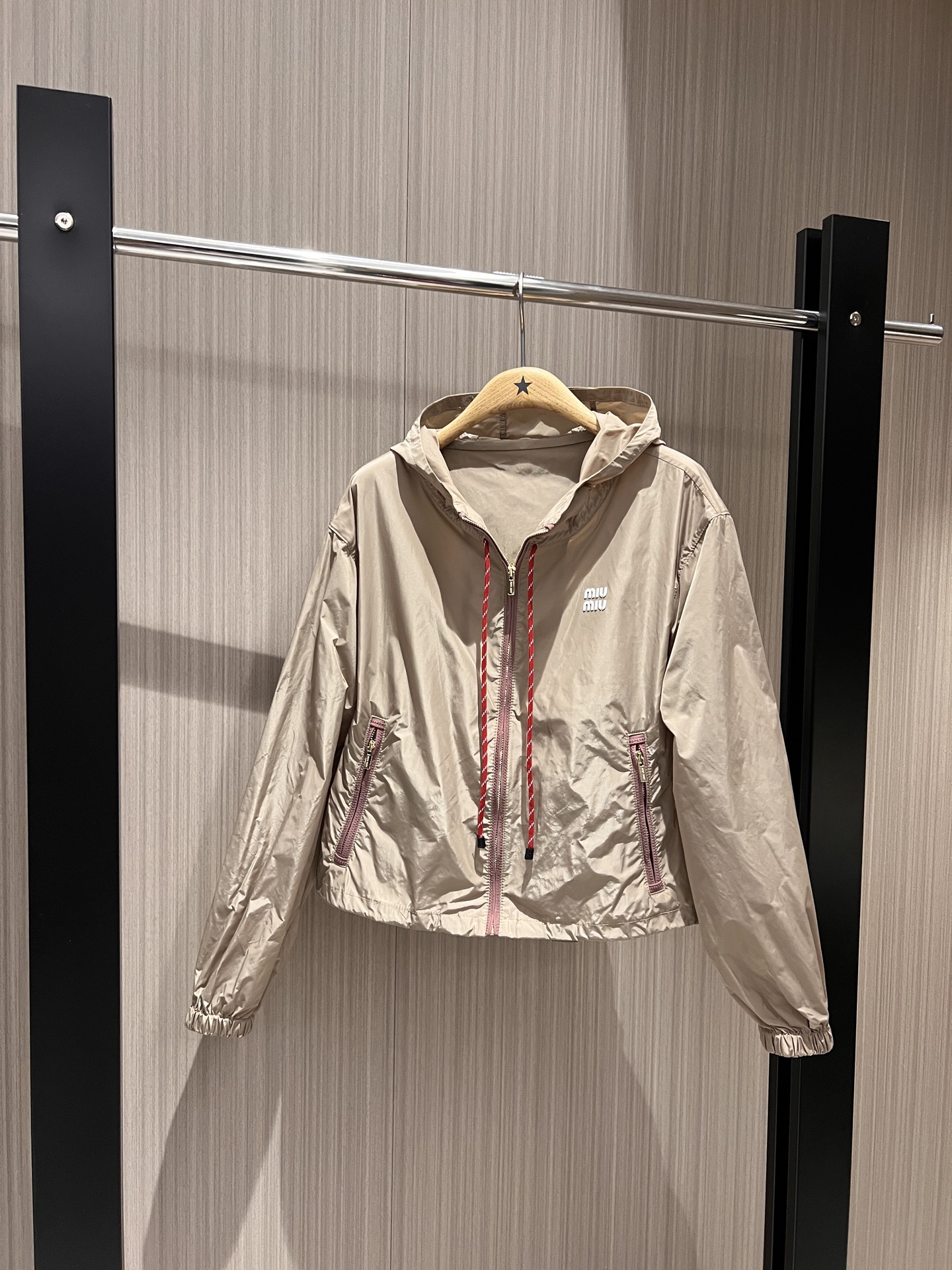 NO:323071,New style recommended red rope decorative nylon windbreaker jacket classic miu style hem can be swinging rope waist-histed windproof sun protection casual and versatile khaki SML, miumiu, jackets & coats,hats,alexander wang19860909新款推荐红绳装饰连帽尼龙风衣外套 经典miu式风格下摆可摆绳收腰 防风防晒 休闲百搭卡其咖色 SML,,miumiu,jackets & coats,hats,alexander wang,Women's clothing