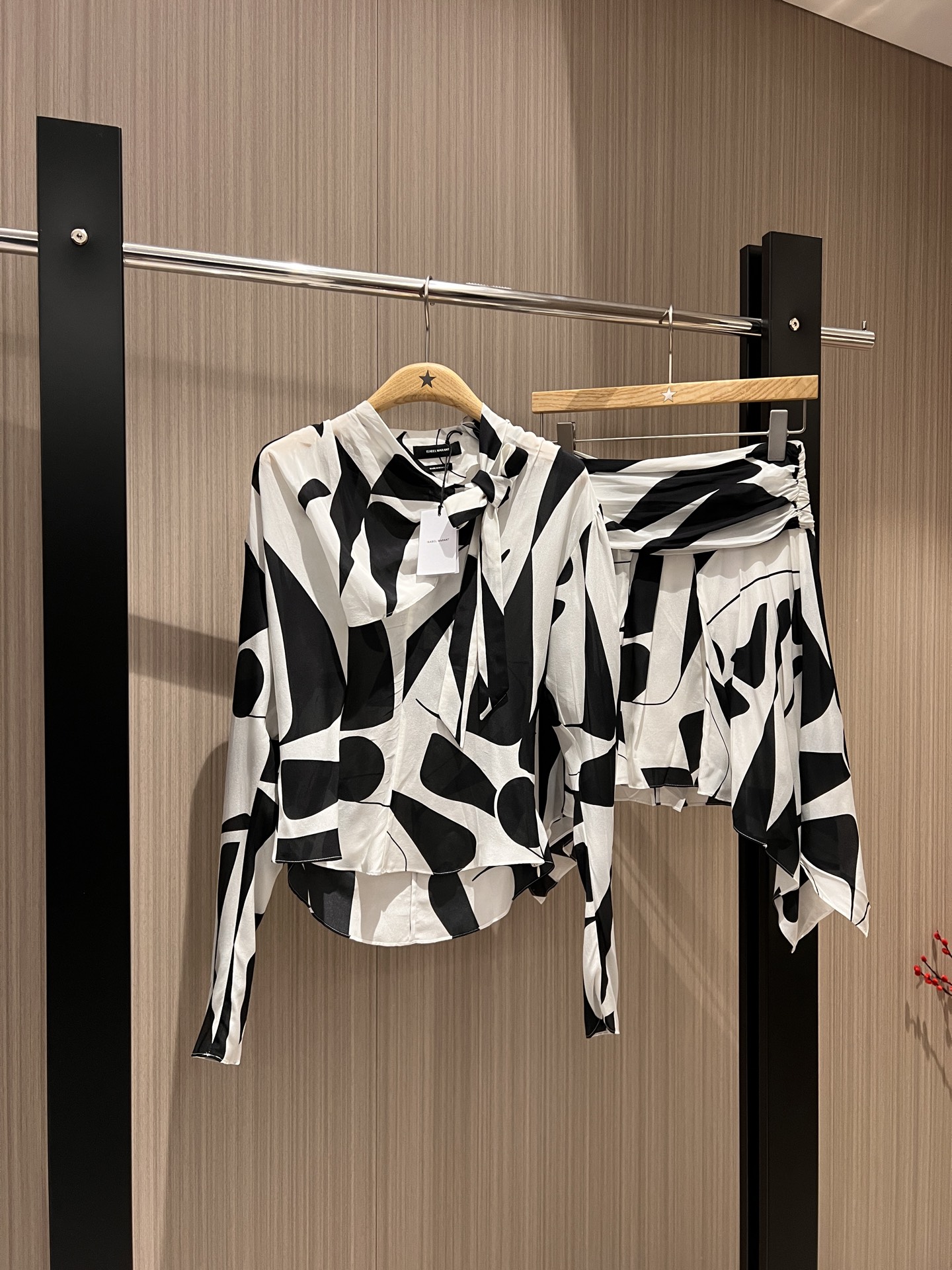 NO:323587,Top skirt new geometric black and white printed streamer design silk shirt irregular silk skirt silk crepe horseshoe sleeves high waist pleated design irregular skirt modern fashion SML, skirts, real silk, alexander wang19860909上衣半裙新款几何黑白印花飘带设计真丝衬衣不规则真丝半裙 真丝双绉马蹄袖 高腰皱褶设计 不规则裙摆 摩登时尚 SML,,skirts,real silk,alexander wang,Women's clothing