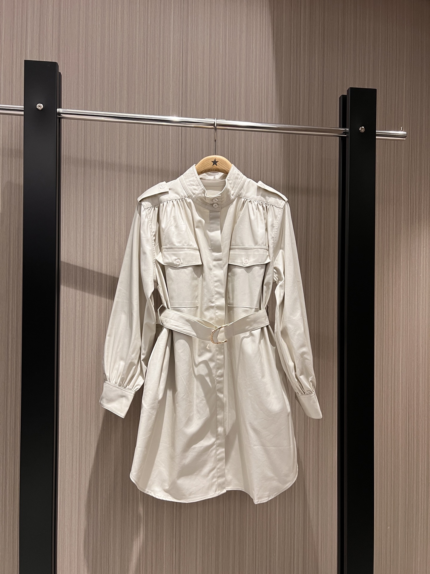 NO:323583,New style of standing collar and ejection marks long-sleeved dress with belt decoration, work style, side pockets, leisure and age reduction, essential SML, skirts, alexander wang19860909新款来袭立领肩章长袖连衣裙系腰带装饰 工装风 两侧口袋 休闲减龄 度假必备SML,,skirts,alexander wang,Women's clothing