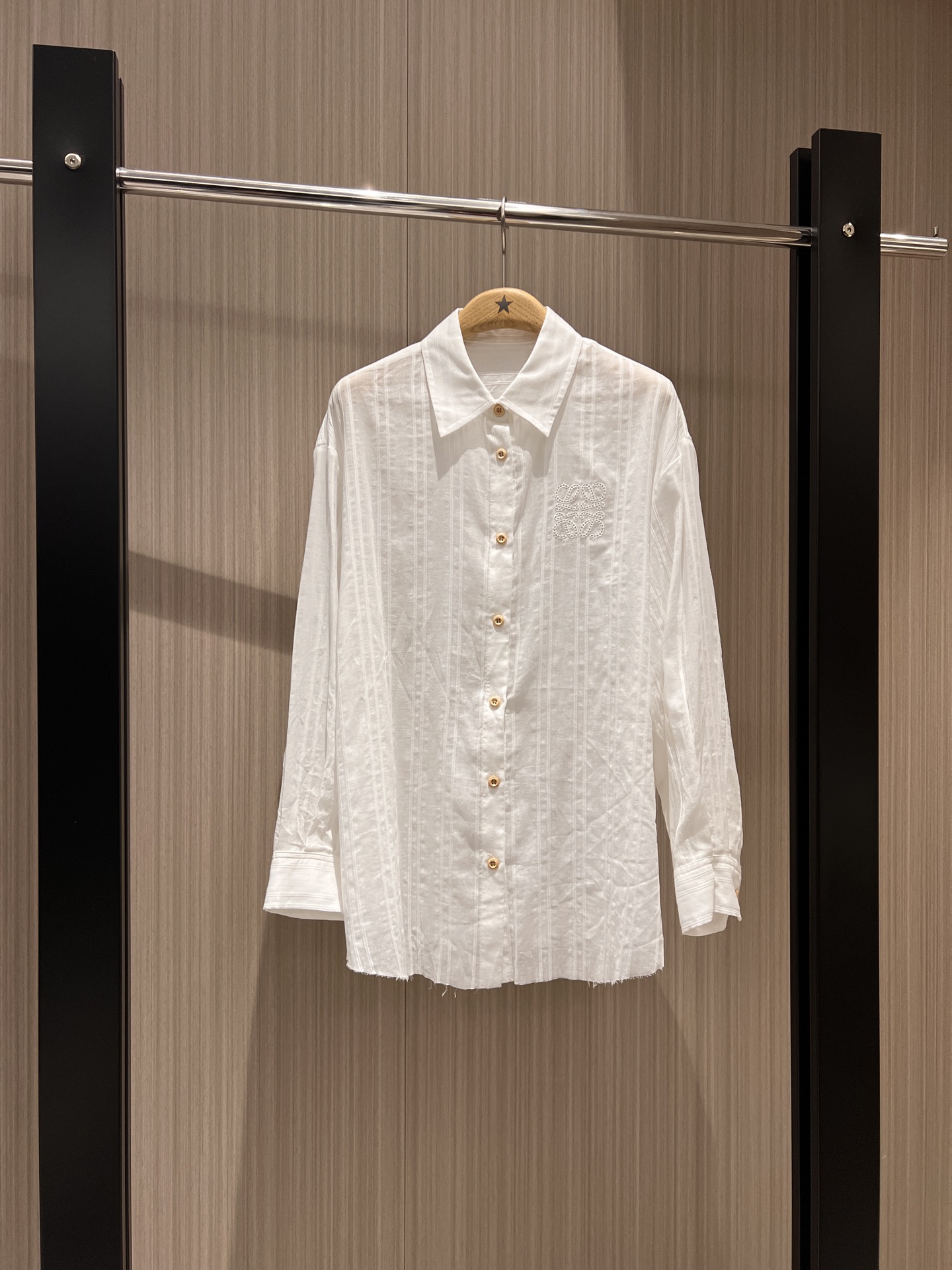 NO:323584,New hollow embroidered logo striped jacquard shirt hem cut with loose edges vacation and leisure, loose and versatile, essential for age reduction SML, alexander wang19860909新款镂空刺绣logo条纹提花衬衣下摆散边裁剪 度假休闲 宽松百搭 减龄必备 SML,,alexander wang,Women's clothing