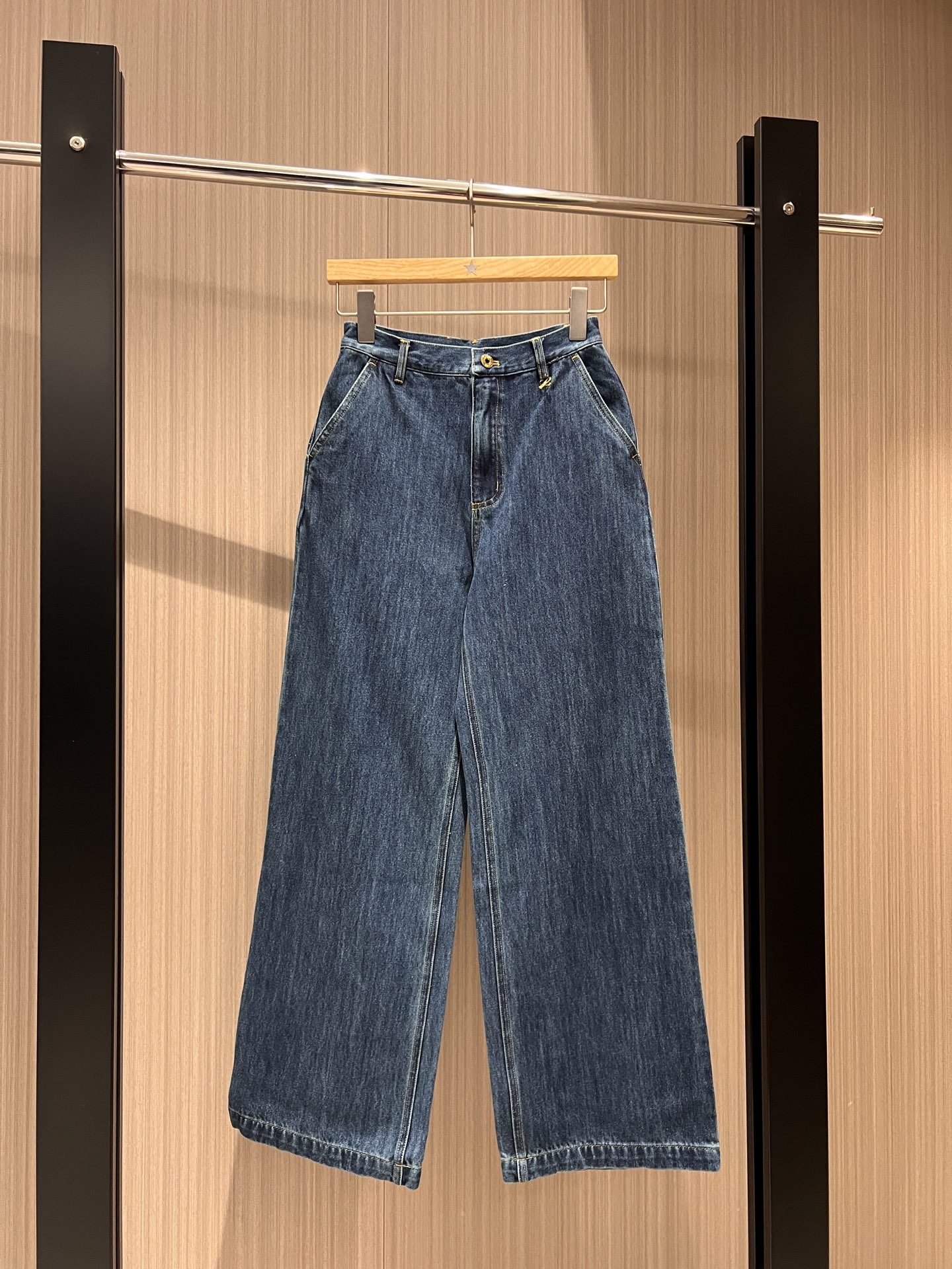 NO:323588,New logo badge leather logo decorative jeans wide-leg pants Simple design Washing retro blue sweet cool versatile slim fit SML, jeans, alexander wang19860909新款logo徽章皮标装饰牛仔裤阔腿裤 简单设计 洗水复古蓝甜酷百搭 修身显瘦 SML,,jeans,alexander wang,Women's clothing