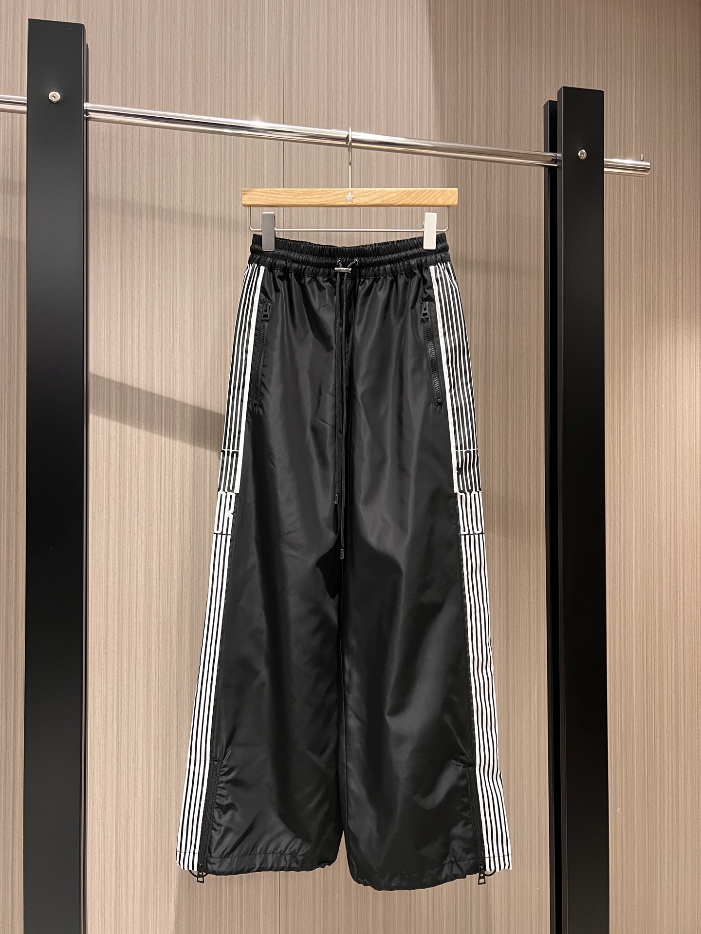 NO:323604,New style show style letter logo striped elastic waist wide-leg casual pants drawstring tie logo striped on both sides, fashionable, slim, loose and casual, age-reducing versatile SML, alexander wang19860909新款秀款 字母logo条纹松紧腰阔腿休闲裤抽绳系带 两侧拼logo条纹织带 时尚显瘦宽松休闲 减龄百搭 SML,,alexander wang,Women's clothing