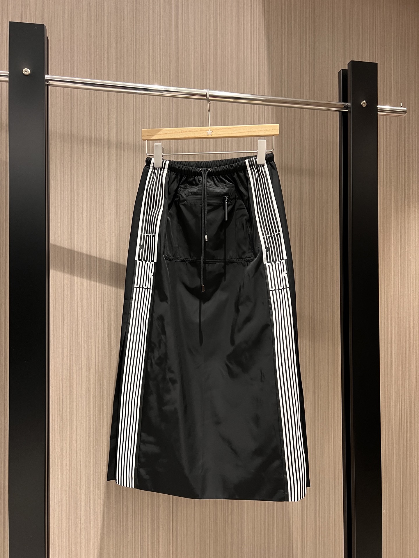 NO:323615,New letter logo striped elastic waist long skirt drawstring lace with slits on both sides, slim and versatile casual and age-reducing SML, skirts, alexander wang19860909新款字母logo条纹松紧腰长款半裙抽绳系带 两侧开叉 显瘦百搭休闲减龄 SML,,skirts,alexander wang,Women's clothing