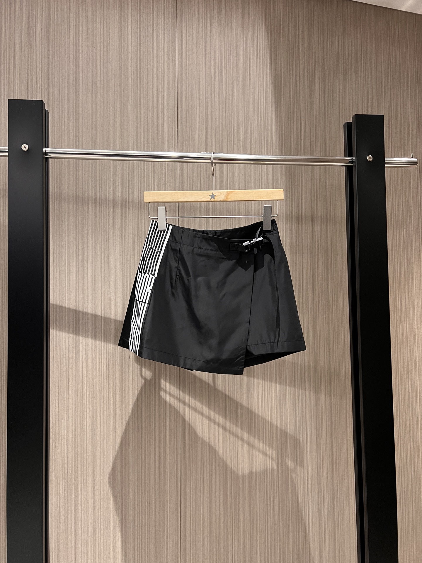 NO:323609,New asymmetrical skirt buckle decorative skirt pants Fake two-piece design shorts spliced ​​logo letter striped webbing high waist to make you look slim on both sides pockets Temperament age-reducing sports and casual Sweet and versatile SML, skirts, shorts, alexander wang19860909新款不对称裙摆系扣装饰裙裤 假两件设计短裤 拼接logo字母条纹织带高腰显瘦 两侧口袋 气质减龄 运动休闲 甜美百搭SML,,skirts,shorts,alexander wang,Women's clothing