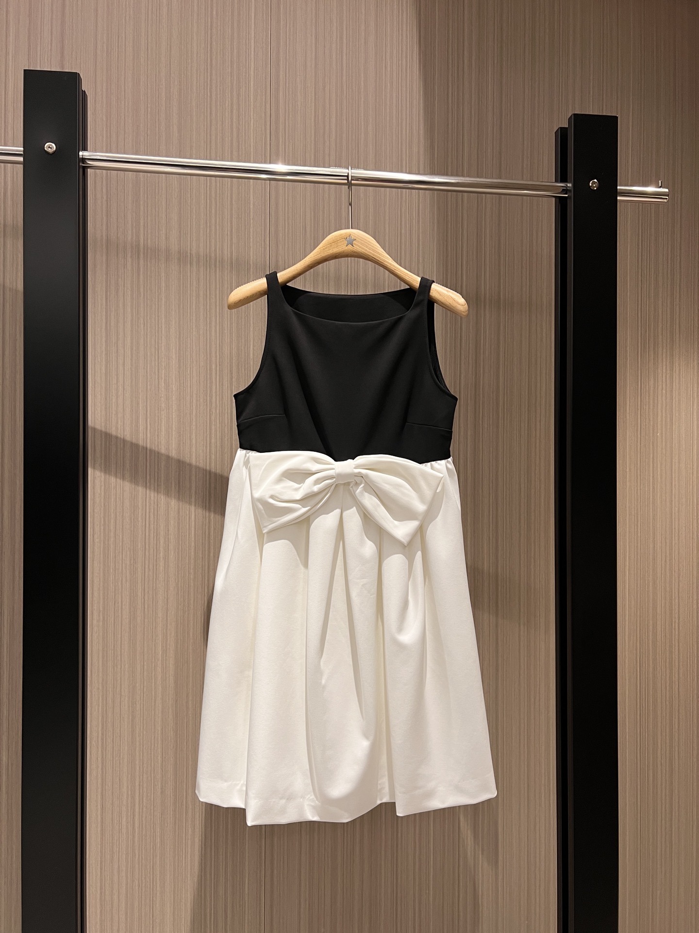 NO:324209,New style is coming, the same style as Liu Shishi, contrasting color splicing suspender dress, large bow decoration, A-line doll style, pockets on both sides, age-reducing and not picky about SML, skirts, alexander wang19860909新款来袭秀款 刘诗诗同款 撞色拼接吊带连衣裙 大蝴蝶结装饰 A字娃娃版型 两侧有口袋 减龄不挑人SML,,skirts,alexander wang,Women's clothing