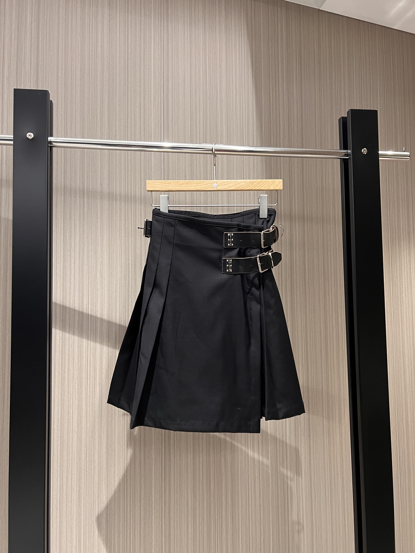 NO:324218,New irregular pleated belt buckle decorative skirt, cool cool asymmetric leather buckle, playful and age-reducing, fashionable and slimming, sweet and versatile hardware mold opening SML, skirts, alexander wang19860909新款不规则压褶皮带扣装饰半裙 酷里酷气不对称皮扣 俏皮减龄 时尚显瘦 甜美百搭五金开模 SML,,skirts,alexander wang,Women's clothing