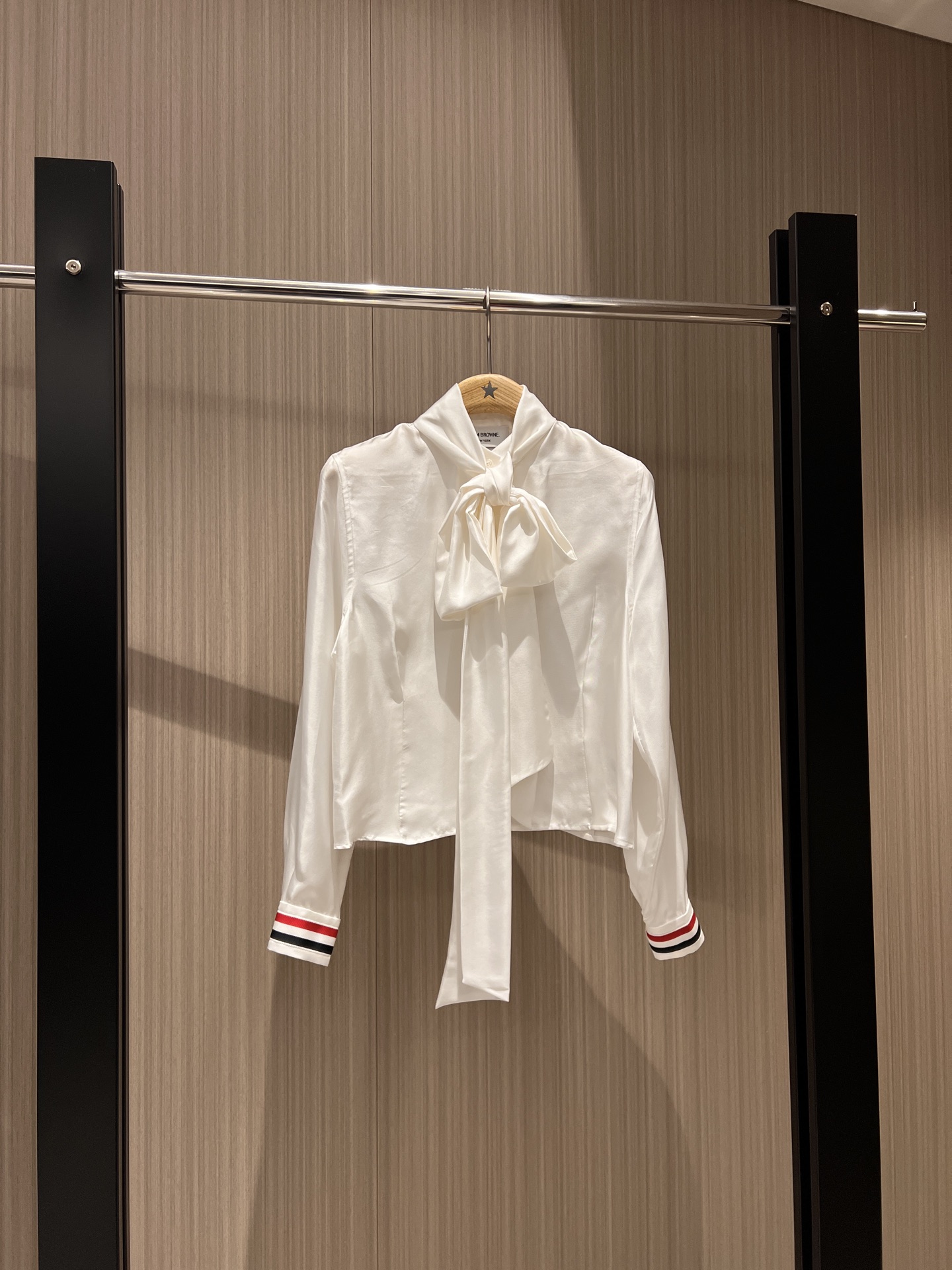 NO:324207,New TB college style bow ribbon heavy silk shirt cuff splicing classic red, blue and white webbing simple and versatile, essential for age reduction, real silk, alexander wang19860909新款TB学院风 系蝴蝶结飘带重磅真丝衬衣袖口拼接经典红蓝白织带 简单百搭 减龄必备SML,,real silk,alexander wang,Women's clothing