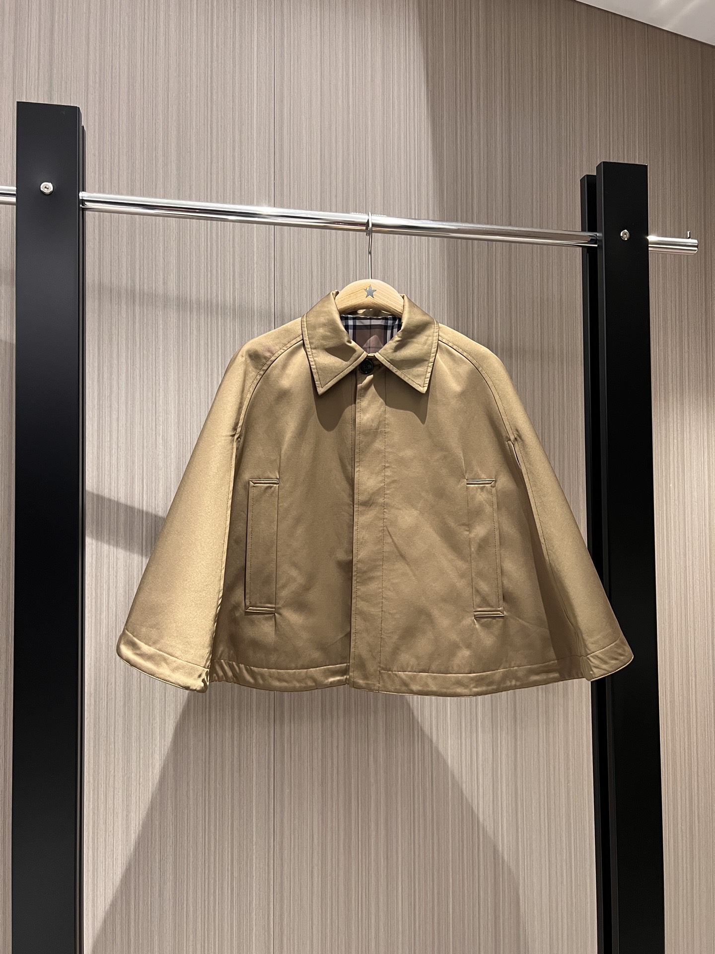 NO:324220,New lapel cape shawl single-breasted jacket classic retro plaid pattern on the inner side with cuffs on both sides lazy and casual college style age-reducing casual and versatile SML, jackets & coats,shawls,alexander wang19860909新款翻领斗篷披肩单排扣外套内面经典复古格纹 两侧有袖口设计 慵懒随意 学院风减龄 休闲百搭SML,,jackets & coats,shawls,alexander wang,Women's clothing