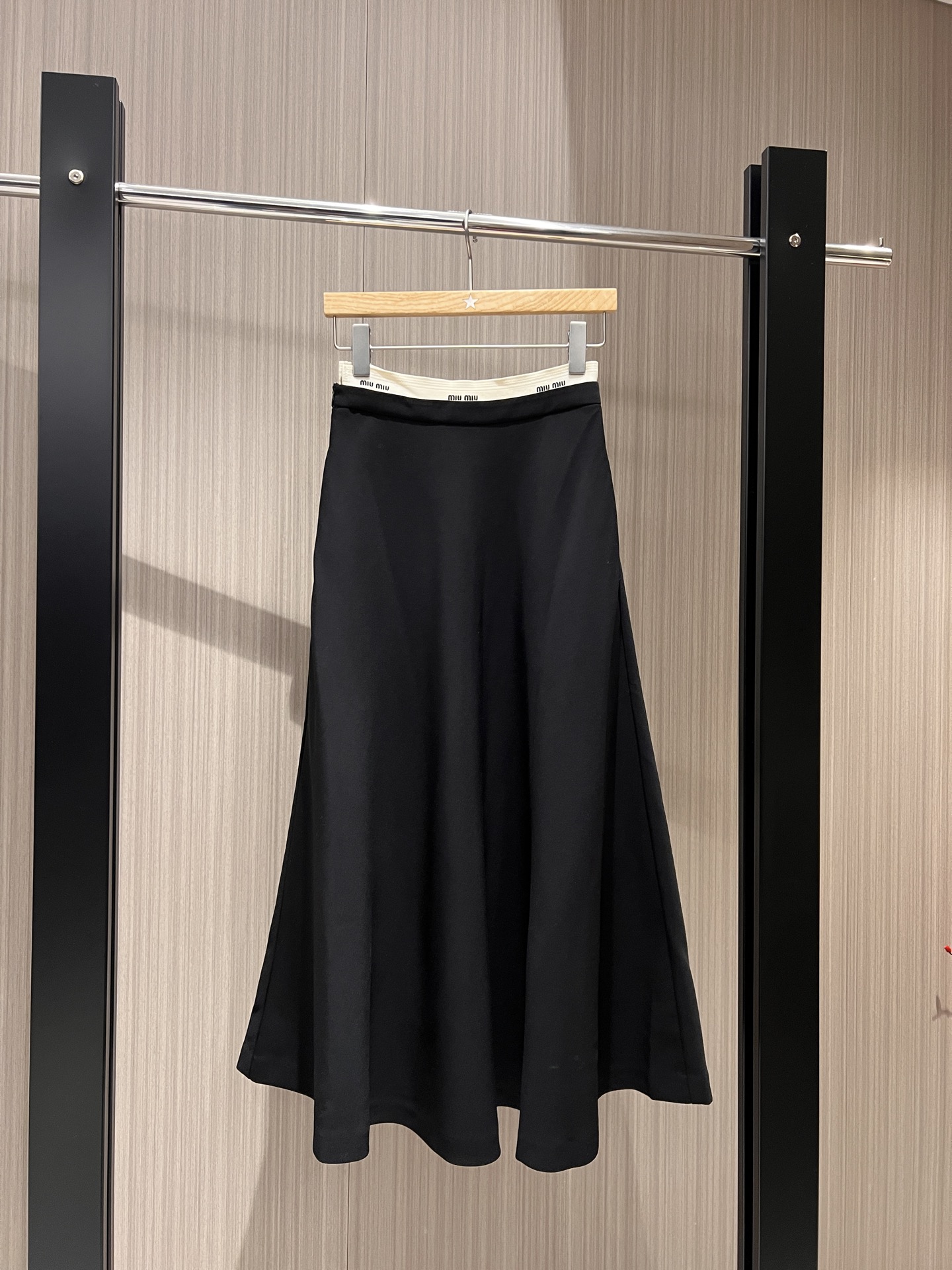 NO:324196,New style recommended miu style outfit, fake two-piece design contrasting color double-layer waist A-line large skirt, long skirt, pocket jacquard logo letter belt on both sides, temperament and age-reducing casual and versatile black and white SML, miumiu, skirts, alexander wang19860909新款推荐miu式穿搭 假两件设计撞色双层腰A字大摆半裙 长裙 两侧有口袋提花logo字母腰带 气质减龄 休闲百搭黑色白色 SML,,miumiu,skirts,alexander wang,Women's clothing