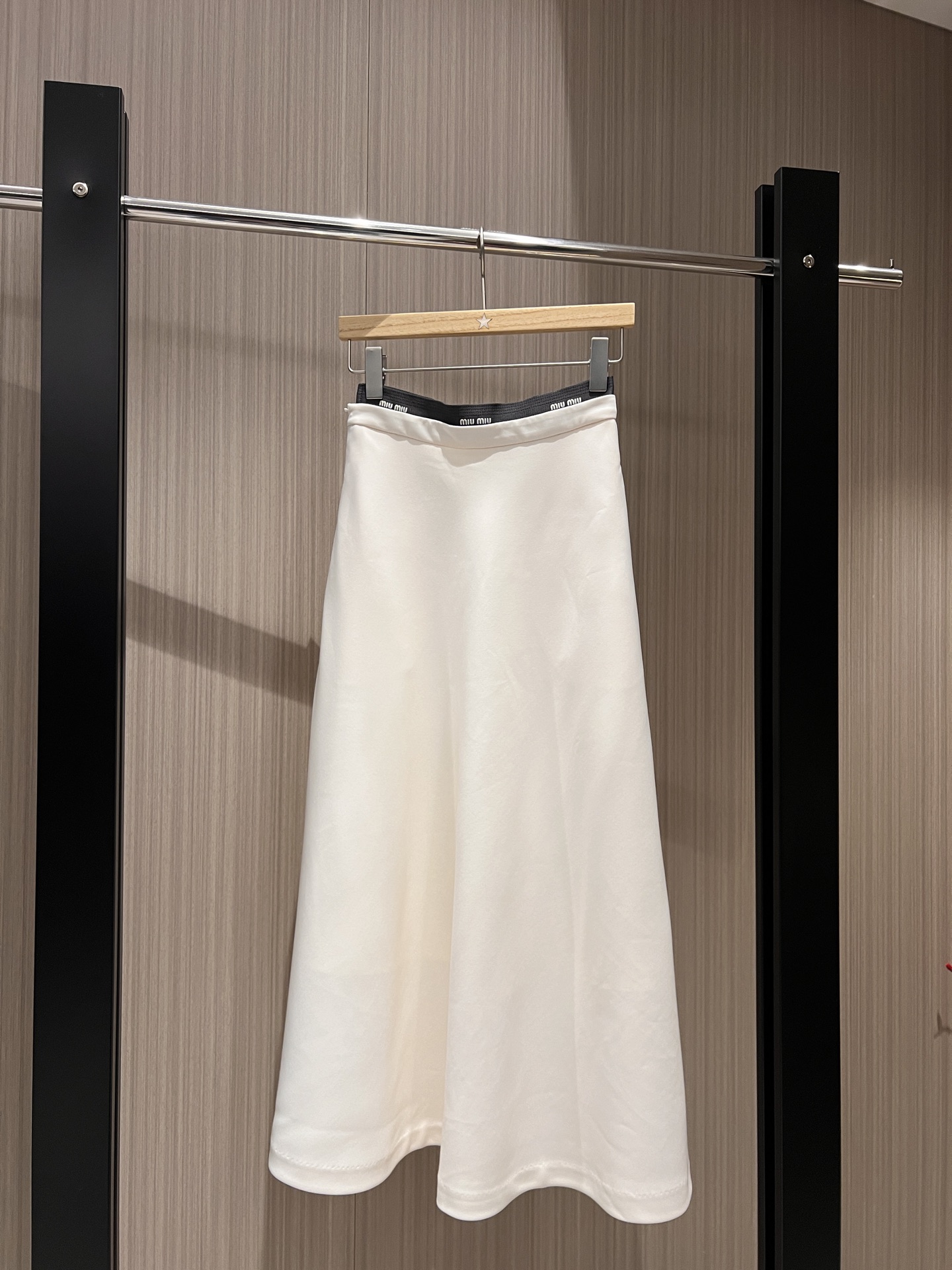 NO:324202,New style recommended miu style outfit, fake two-piece design contrasting color double-layer waist A-line large skirt, long skirt, pocket jacquard logo letter belt on both sides, temperament and age-reducing casual and versatile black and white SML, miumiu, skirts, alexander wang19860909新款推荐miu式穿搭 假两件设计撞色双层腰A字大摆半裙 长裙 两侧有口袋提花logo字母腰带 气质减龄 休闲百搭黑色白色 SML,,miumiu,skirts,alexander wang,Women's clothing