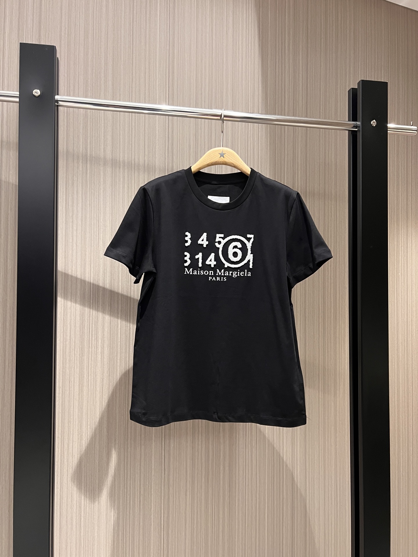 NO:324208,New Majila Heavy Industry Hand-sewn staple bead letters logo printed T-shirt simple and casual, age-reducing versatile classic fashion Black and white SML,,masion margiela,tees,t-shirt,alexander wang19860909新款马吉拉重工手缝钉珠字母logo印花T恤简单休闲 减龄百搭经典时尚 黑色白色 SML,,masion margiela,tees，t-shirt,alexander wang,Women's clothing