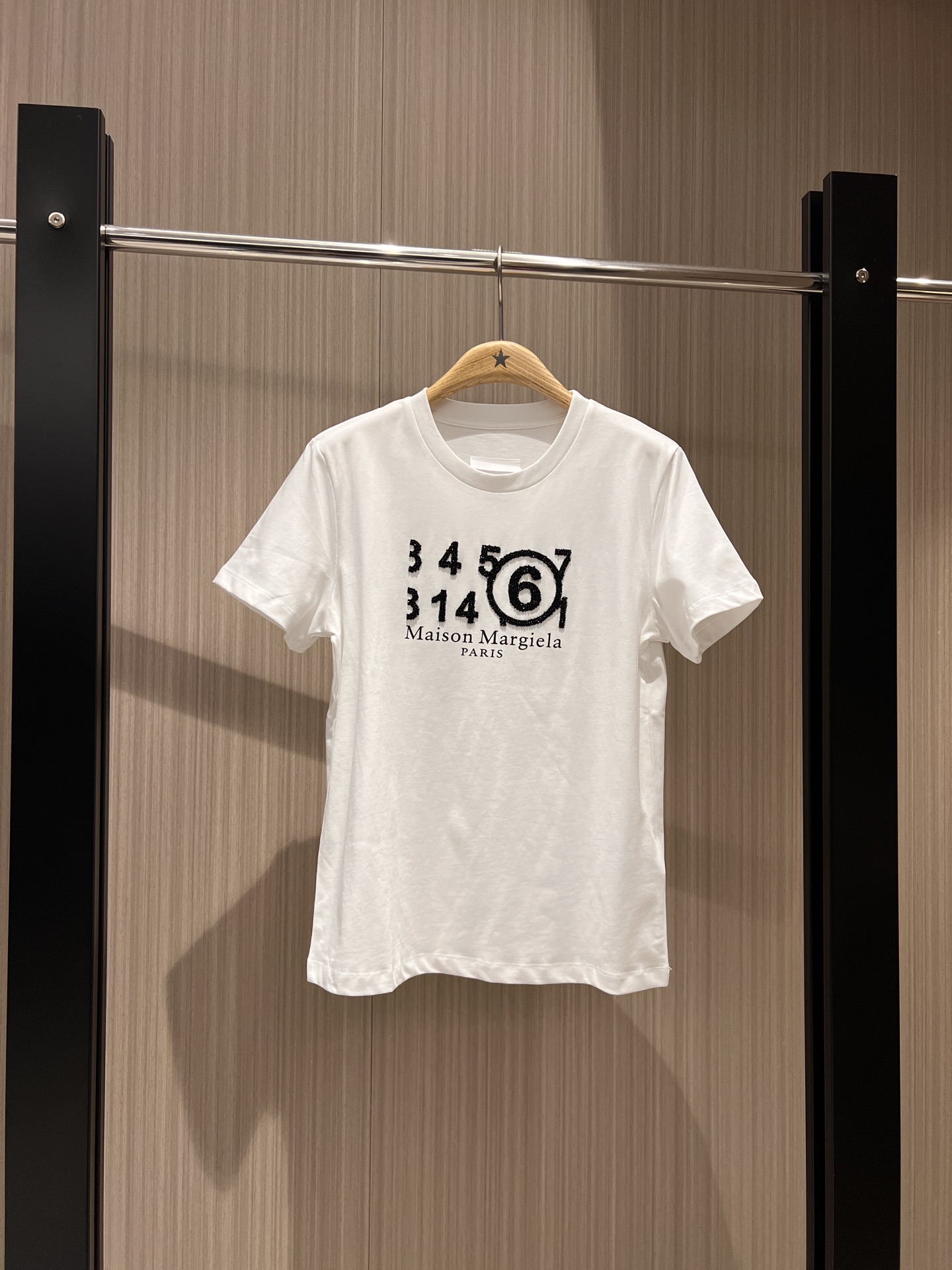 NO:324214,New Majila Heavy Industry Hand-sewn staple bead letters logo printed T-shirt simple and casual, age-reducing versatile classic fashion Black and white SML,,masion margiela,tees,t-shirt,alexander wang19860909新款马吉拉重工手缝钉珠字母logo印花T恤简单休闲 减龄百搭经典时尚 黑色白色 SML,,masion margiela,tees，t-shirt,alexander wang,Women's clothing