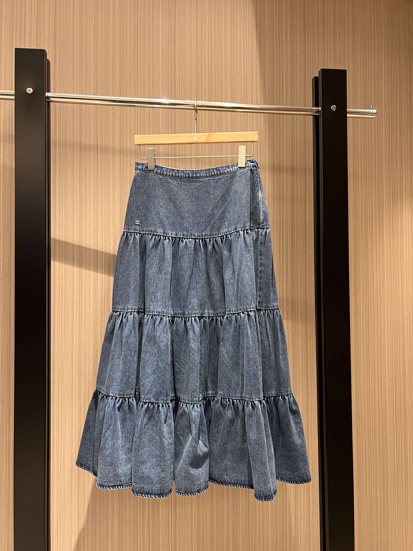NO:324751,New pleated spliced ​​cake denim skirt, large skirt with diamonds and small logo decoration, versatile vacation, sweet and casual temperament, age-reducing SML, skirts, alexander wang19860909新款褶皱拼接蛋糕牛仔半裙 大裙摆镶钻小logo装饰 度假百搭 甜美休闲 气质减龄SML,,skirts,alexander wang,Women's clothing