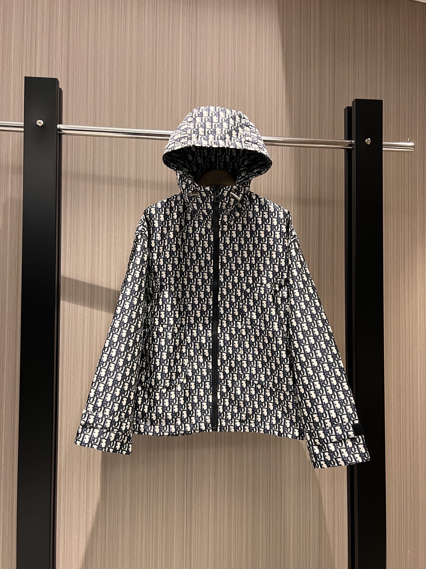 NO:324774,The new model is recommended for the same style as Taixing. Classic presbyterian logo jacquard hooded jacket. Hat is not removable. Double-folding pocket design. Embroidered bee. Casual and fashionable. Loose and versatile. Age-reducing. Dark blue apricot. SML,, jackets & coats, jackets & coats,hats,alexander wang.19860909新款推荐泰星同款 经典老花logo提花连帽夹克外套 帽子不可拆卸双叠口袋设计 刺绣小蜜蜂 休闲时尚 宽松百搭减龄必备 深蓝杏色 SML,,jackets & coats,jackets & coats,hats,alexander wang,Women's clothing