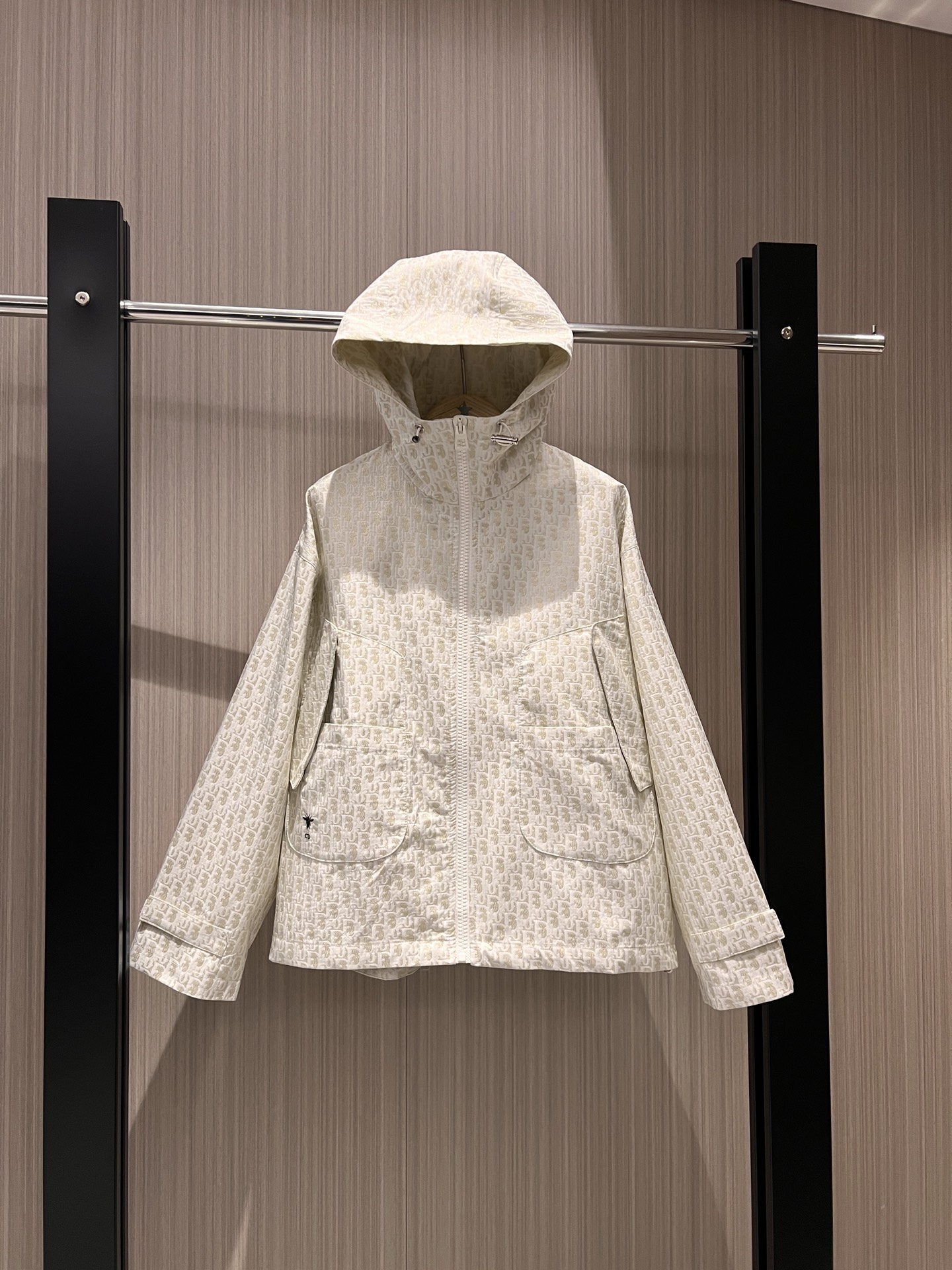 NO:324752,The new model is recommended for the same style as Taixing. Classic presbyterian logo jacquard hooded jacket. Hat is not removable. Double-folding pocket design. Embroidered bee. Casual and fashionable. Loose and versatile. Age-reducing. Dark blue apricot. SML,, jackets & coats, jackets & coats,hats,alexander wang.19860909新款推荐泰星同款 经典老花logo提花连帽夹克外套 帽子不可拆卸双叠口袋设计 刺绣小蜜蜂 休闲时尚 宽松百搭减龄必备 深蓝杏色 SML,,jackets & coats,jackets & coats,hats,alexander wang,Women's clothing