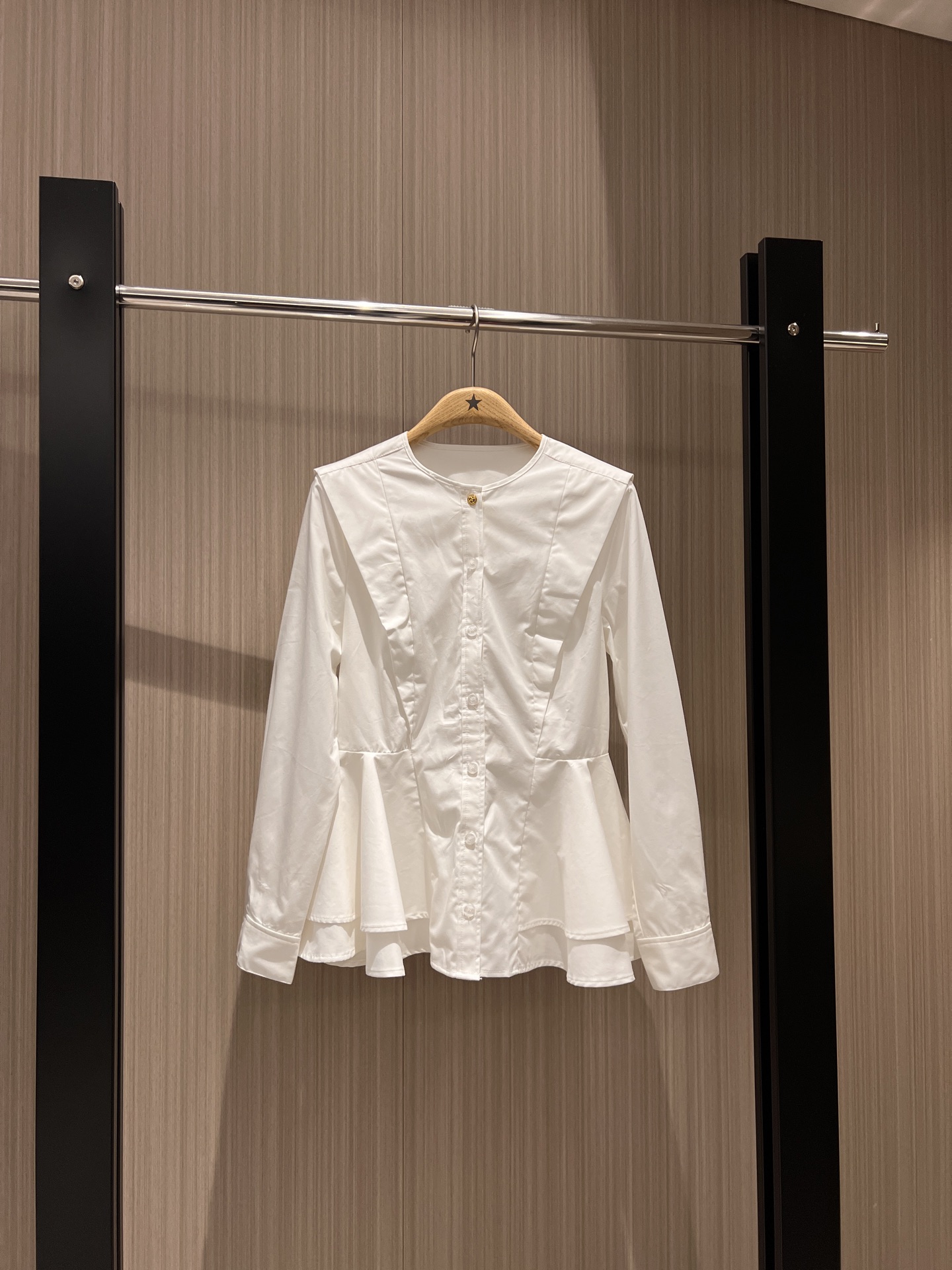 NO:324776,The new French round neck waisted ruffle shirt waisted lotus leaf hem, slim and versatile temperament, essential for age reduction SML, alexander wang19860909新款来袭法式圆领收腰荷叶边衬衣收腰荷叶下摆 修身显瘦气质百搭 减龄必备 SML,,alexander wang,Women's clothing