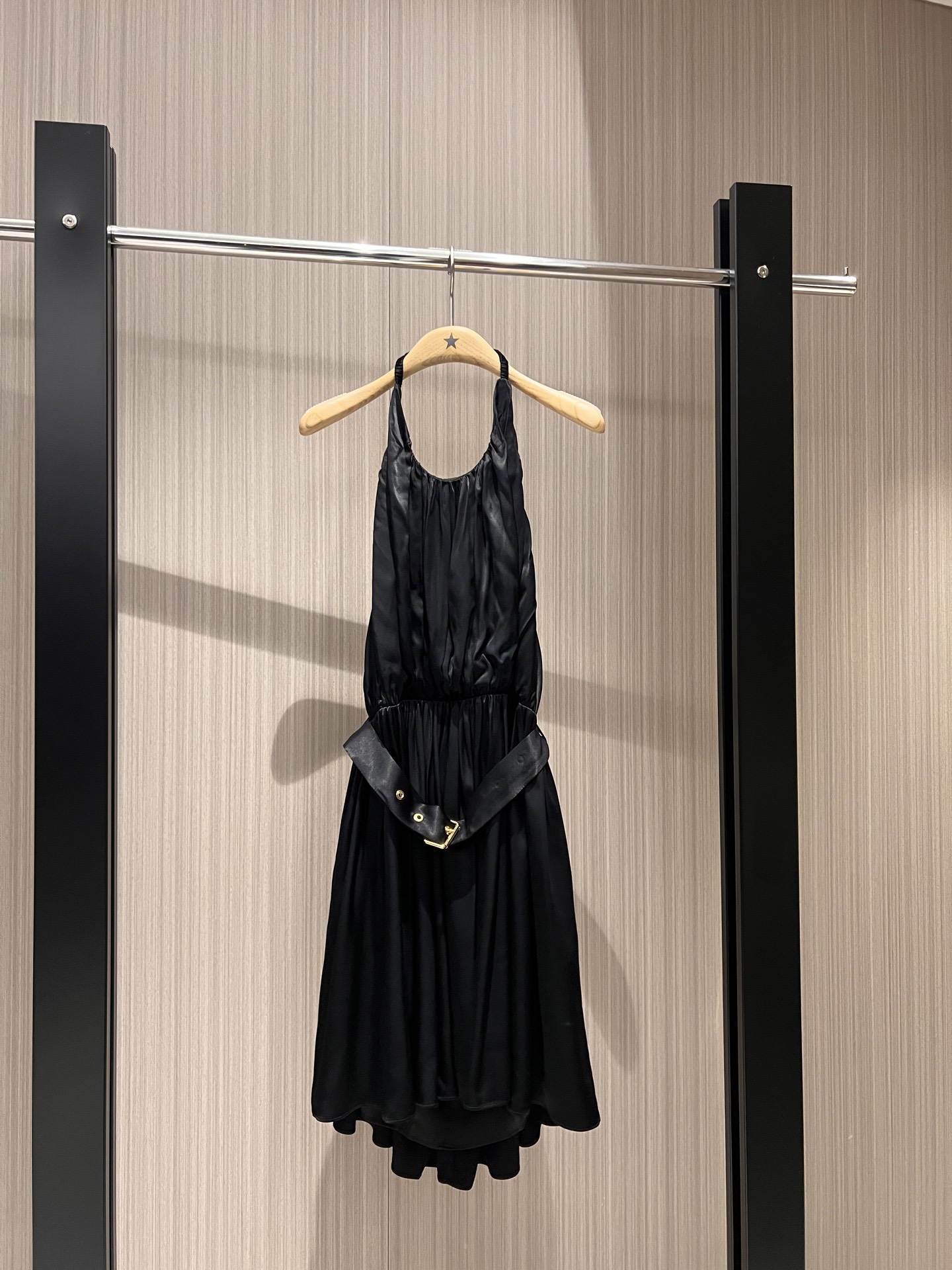 NO:324753,New style of the new halter neck pure backless dress, small black skirt with waist slimming, belt decoration, pockets on both sides, elegant temperament, exquisite and mature SML, skirts, alexander wang19860909新款来袭挂脖纯欲露背连衣裙 小黑裙收腰显瘦 系腰带装饰 两侧有口袋气质优雅 精致轻熟 SML,,skirts,alexander wang,Women's clothing