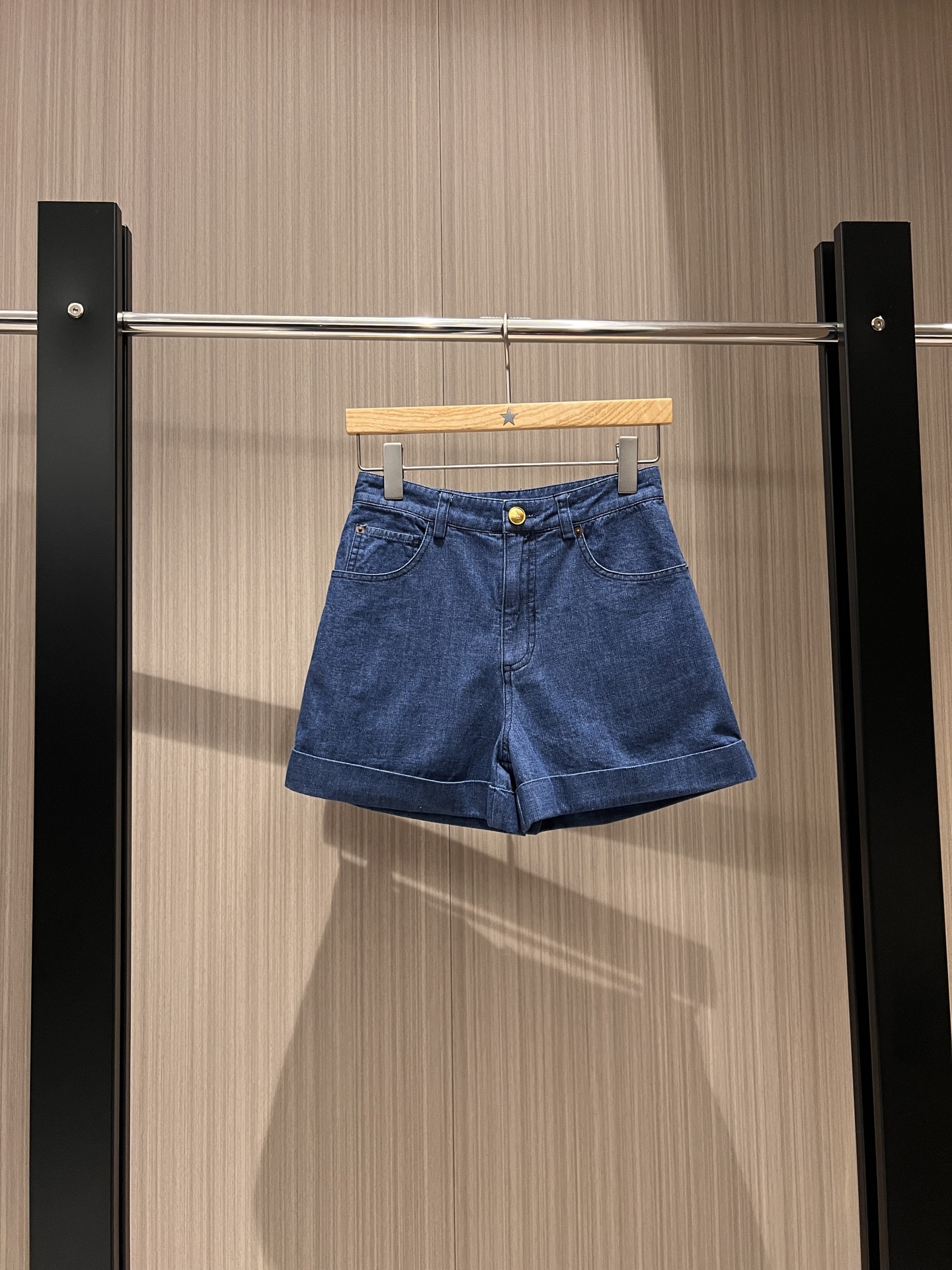 NO:324771,New curly design wash jeans shorts, mold-open gold buckle buttocks decorative pocket decoration logo leather scale vacation and leisure, age-reducing versatile SML, shorts, alexander wang19860909新款卷边设计洗水牛仔短裤 开模金扣臀部工装饰口袋装饰 logo皮标度假休闲 减龄百搭 SML,,shorts,alexander wang,Women's clothing