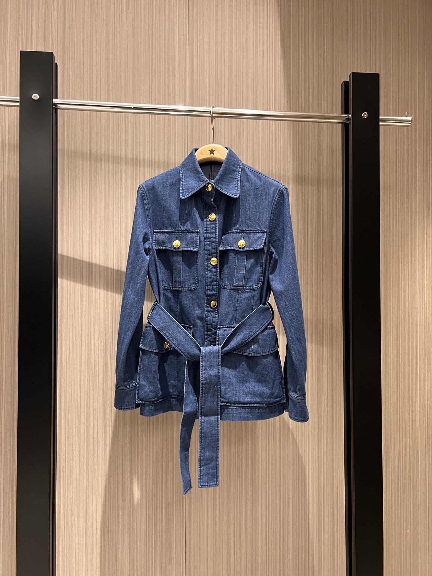 NO:324777,New gold buckle workwear four-pocket denim jacket, medium-length style, belt, waist tucked, look slim and sweet, commuting fashionable, can be worn with the same shorts, SML, shorts, jackets & coats, alexander wang19860909新款金扣工装四口袋牛仔外套 中长款 系腰带收腰显瘦甜飒御姐 通勤时髦 可搭同款短裤SML,,shorts,jackets & coats,alexander wang,Women's clothing