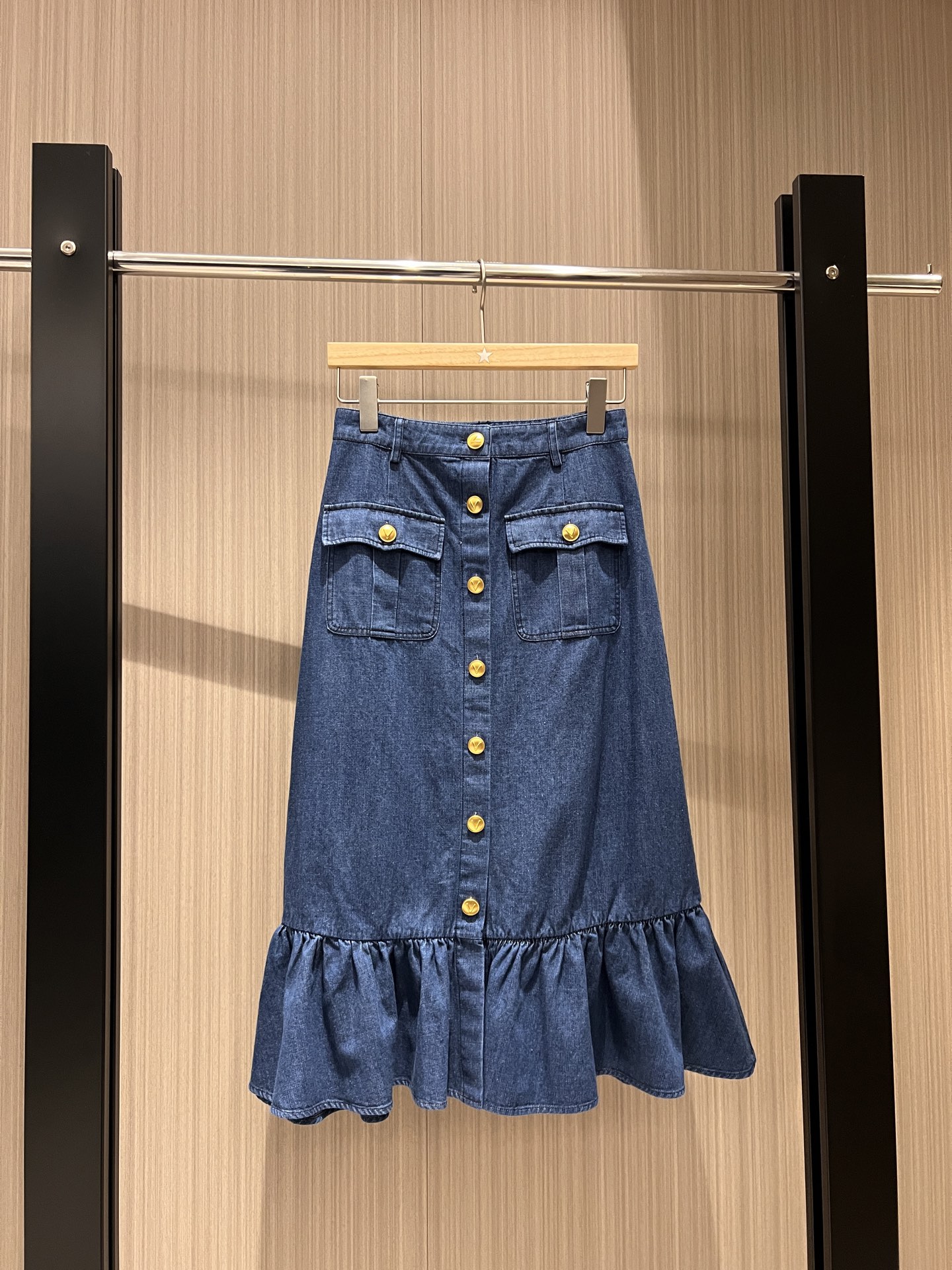 NO:324780,New style of breasted fishtail denim skirt, workwear pocket decoration, mold opening logo, gold buckle elegant temperament, casual and fashionable, slim and slim and age-reducing versatile SML, skirts, alexander wang19860909新款排扣鱼尾牛仔半裙 工装口袋装饰 开模logo金扣优雅气质 休闲时尚 修身显瘦减龄百搭 SML,,skirts,alexander wang,Women's clothing