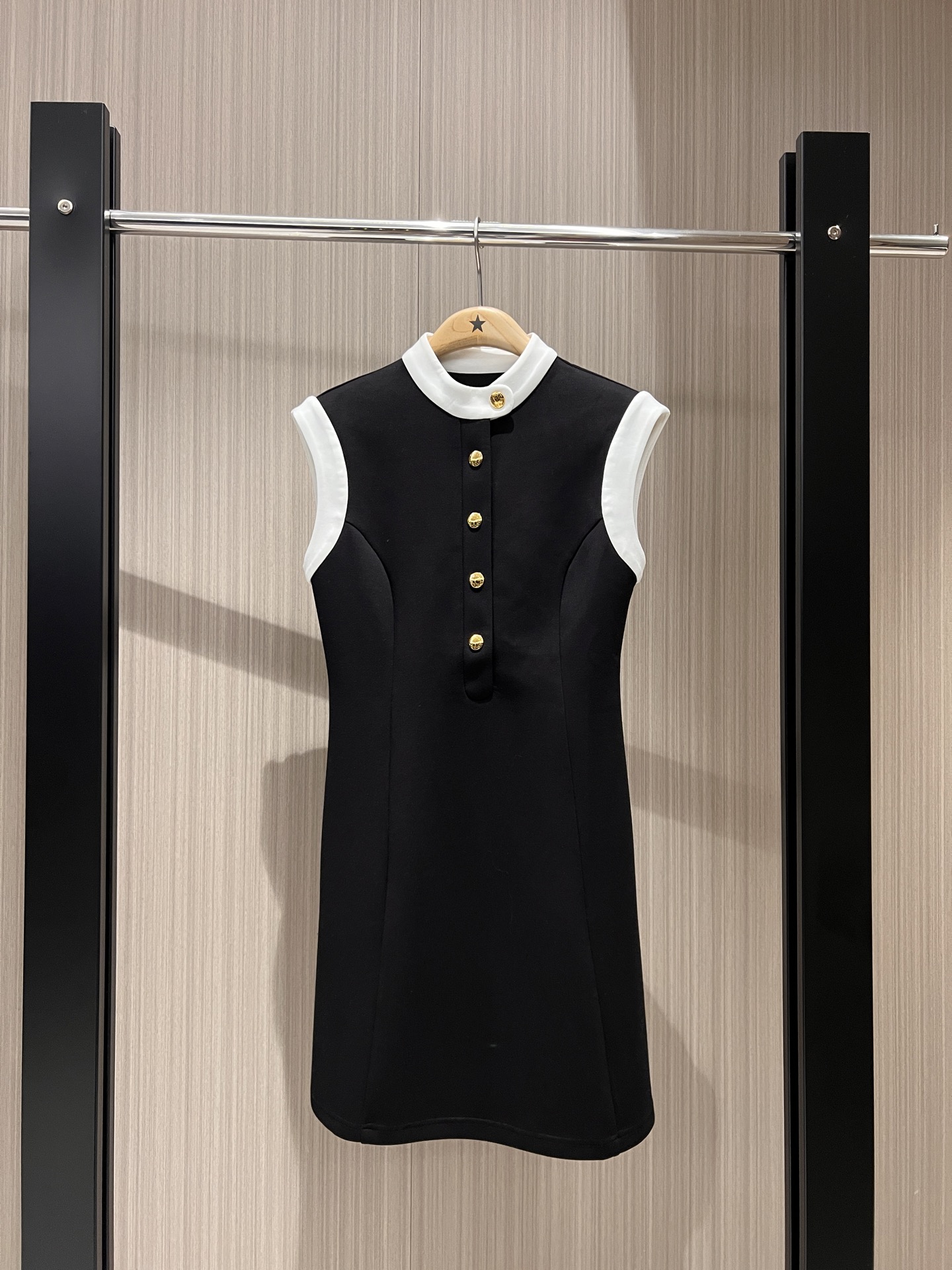 NO:325266,New color-blocking stand collar waistless dress with gold buckle mold opening three-dimensional tailoring slim-fitting and slim collar logo decoration, age-reducing versatile black gray SML, skirts, alexander wang19860909新款来袭拼色立领收腰无袖连衣裙开模金扣 立体剪裁 修身显瘦后领logo小皮标装饰 减龄百搭 黑色灰色 SML,,skirts,alexander wang,Women's clothing