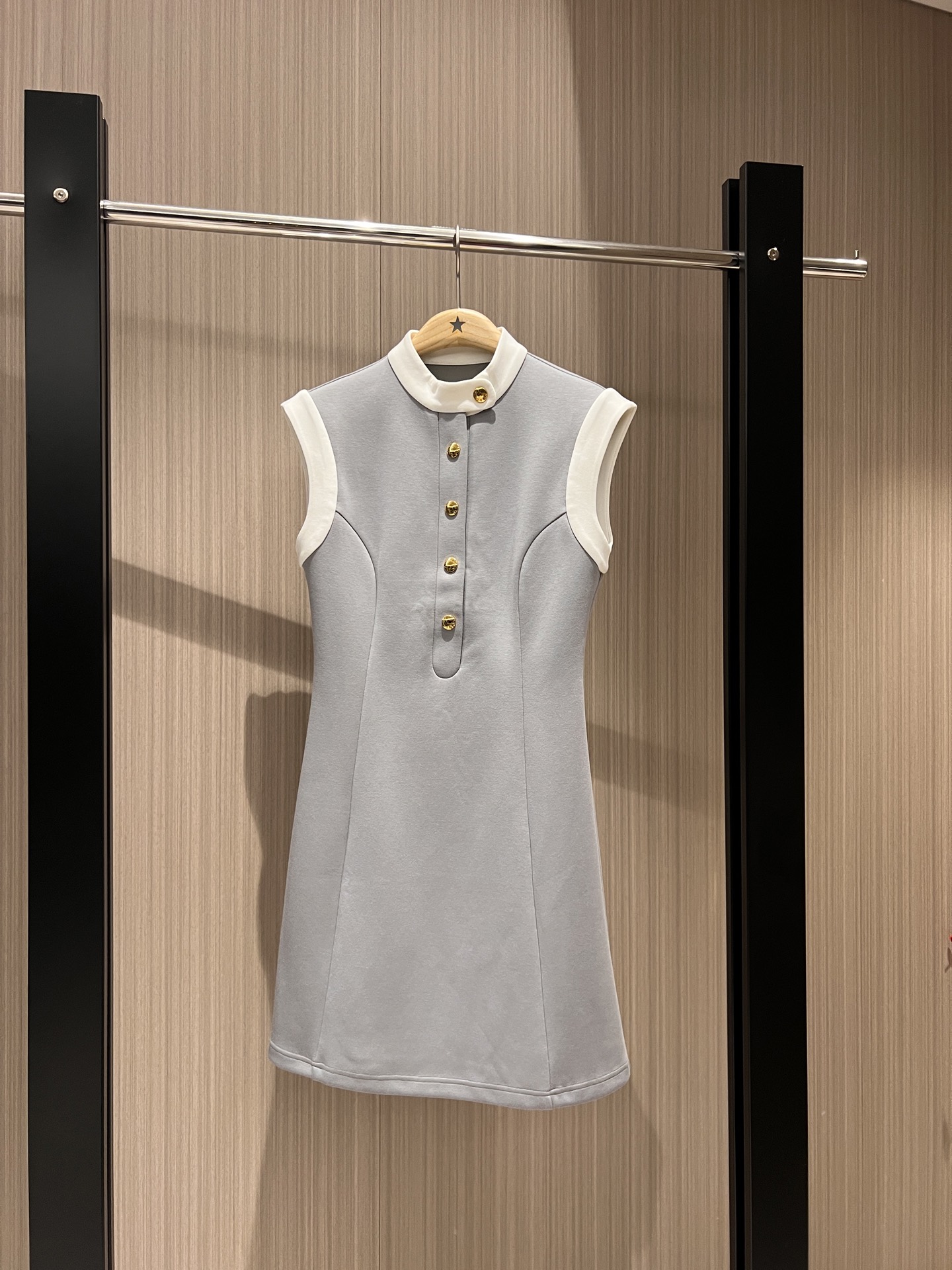 NO:325270,New color-blocking stand collar waistless dress with gold buckle mold opening three-dimensional tailoring slim-fitting and slim collar logo decoration, age-reducing versatile black gray SML, skirts, alexander wang19860909新款来袭拼色立领收腰无袖连衣裙开模金扣 立体剪裁 修身显瘦后领logo小皮标装饰 减龄百搭 黑色灰色 SML,,skirts,alexander wang,Women's clothing