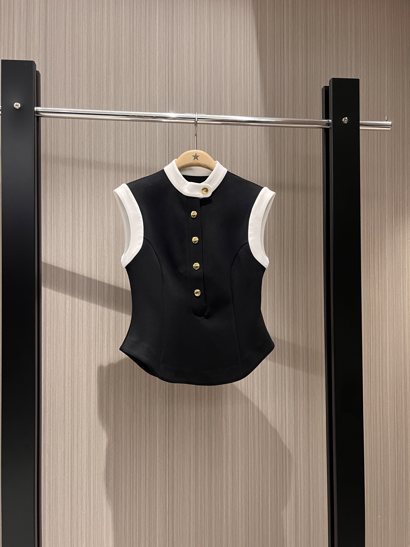 NO:325274,New color-blocked stand-up collar gold button sleeveless vest top open mold gold button three-dimensional waist-closing tailoring slim and irregular hem, back collar logo small leather logo decoration, age-reducing versatile black gray SML,,alexander wang19860909新款来袭拼色立领金扣无袖背心上衣开模金扣 立体收腰剪裁 修身显瘦不规则下摆 后领logo小皮标装饰 减龄百搭 黑色灰色 SML,,alexander wang,Women's clothing