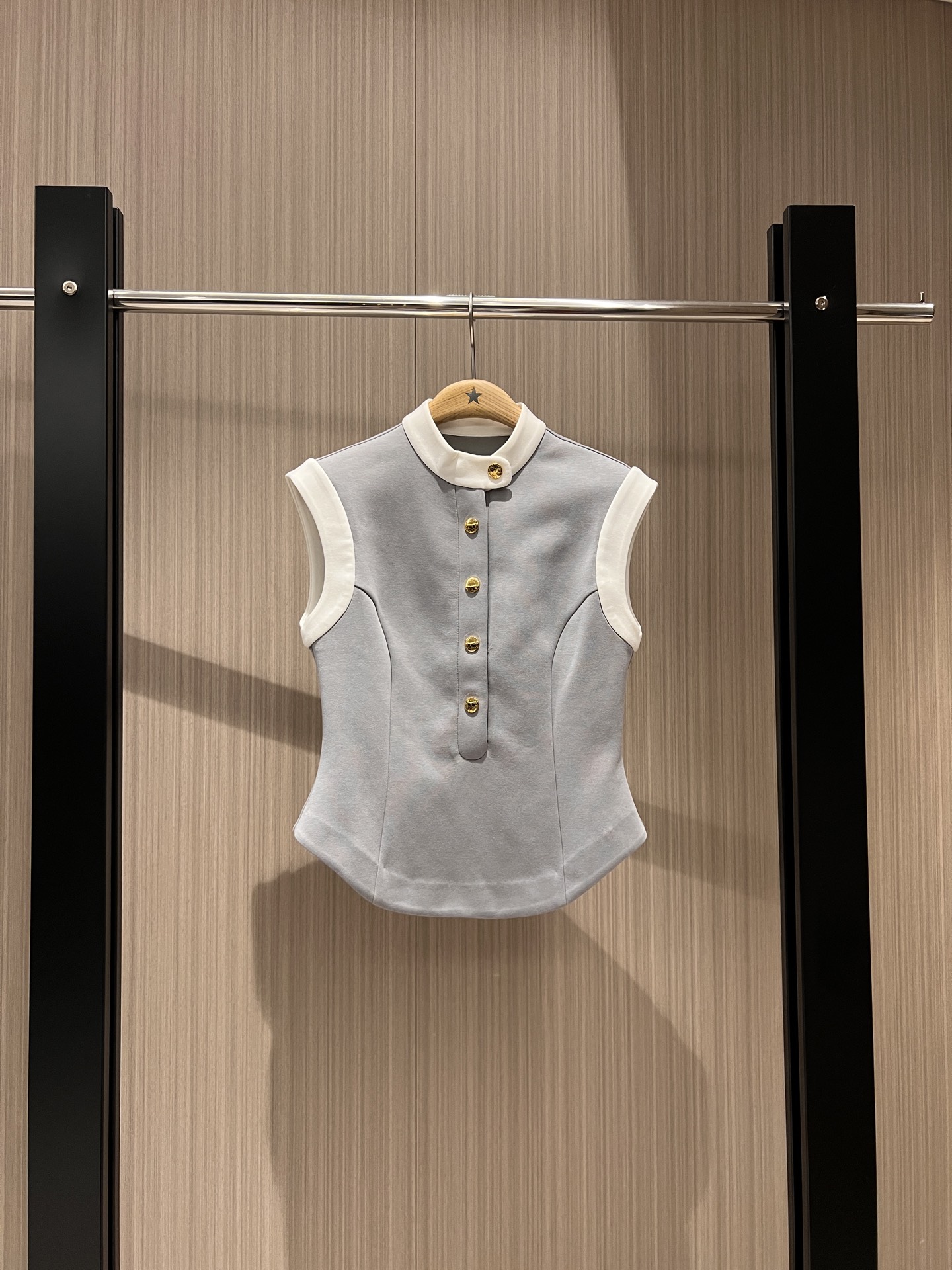 NO:325280,New color-blocked stand-up collar gold button sleeveless vest top open mold gold button three-dimensional waist-closing tailoring slim and irregular hem, back collar logo small leather logo decoration, age-reducing versatile black gray SML,,alexander wang19860909新款来袭拼色立领金扣无袖背心上衣开模金扣 立体收腰剪裁 修身显瘦不规则下摆 后领logo小皮标装饰 减龄百搭 黑色灰色 SML,,alexander wang,Women's clothing