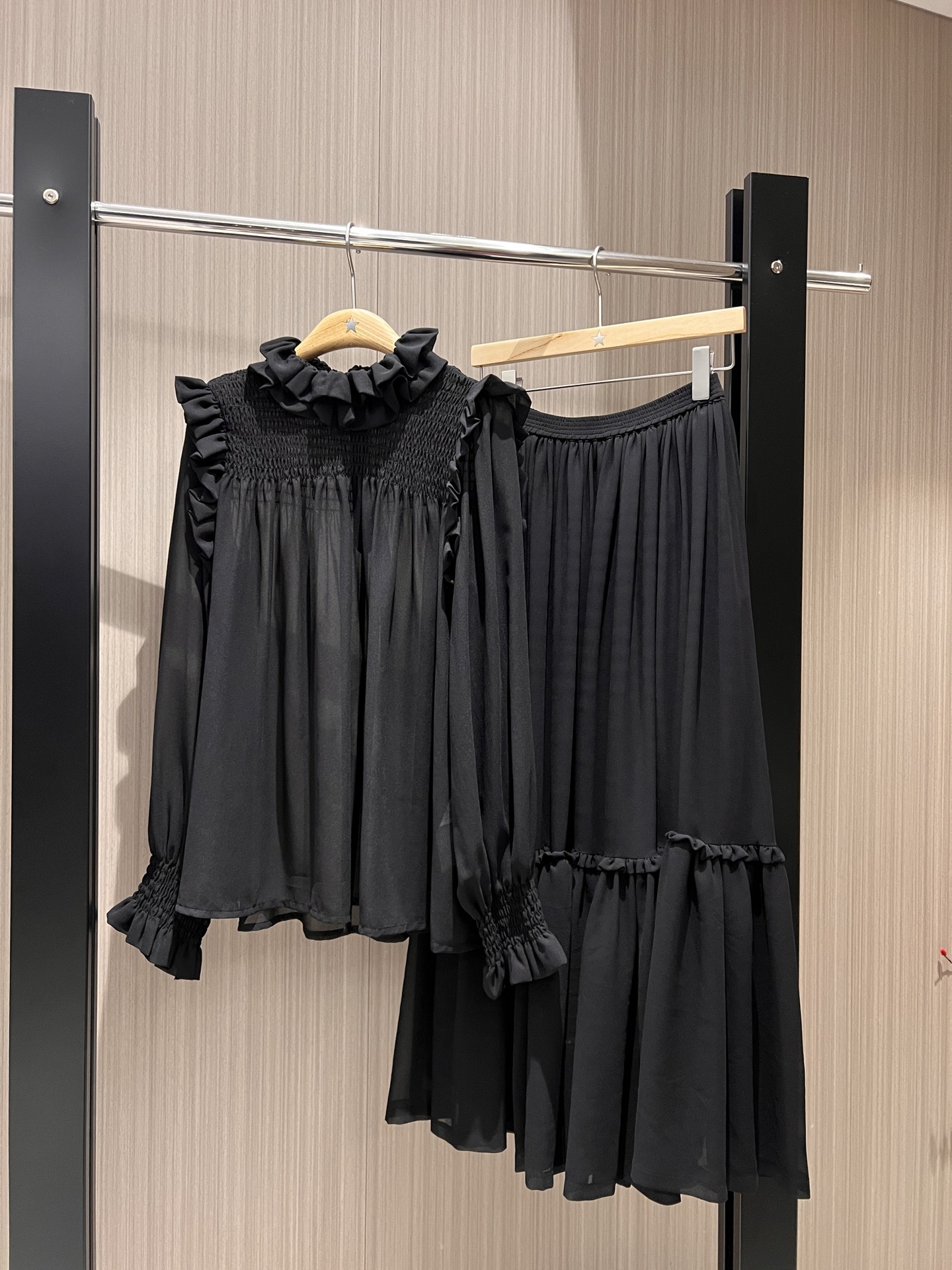 NO:325290,Top, new style of skirt, same style as Li Yuchun, black fungus lace-up shirt, elastic waist lace-like skirt, gauze skirt, oversized skirt, pockets on both sides, doll top, loose and casual, can be matched or separated in one set, SML, skirts, alexander wang19860909上衣 半裙新款李宇春同款 木耳花边打揽透视衬衣松紧腰拼花边半裙 纱裙超大裙摆 两侧有口袋 娃娃上衣 宽松随意 可一套搭或分开 SML,,skirts,alexander wang,Women's clothing