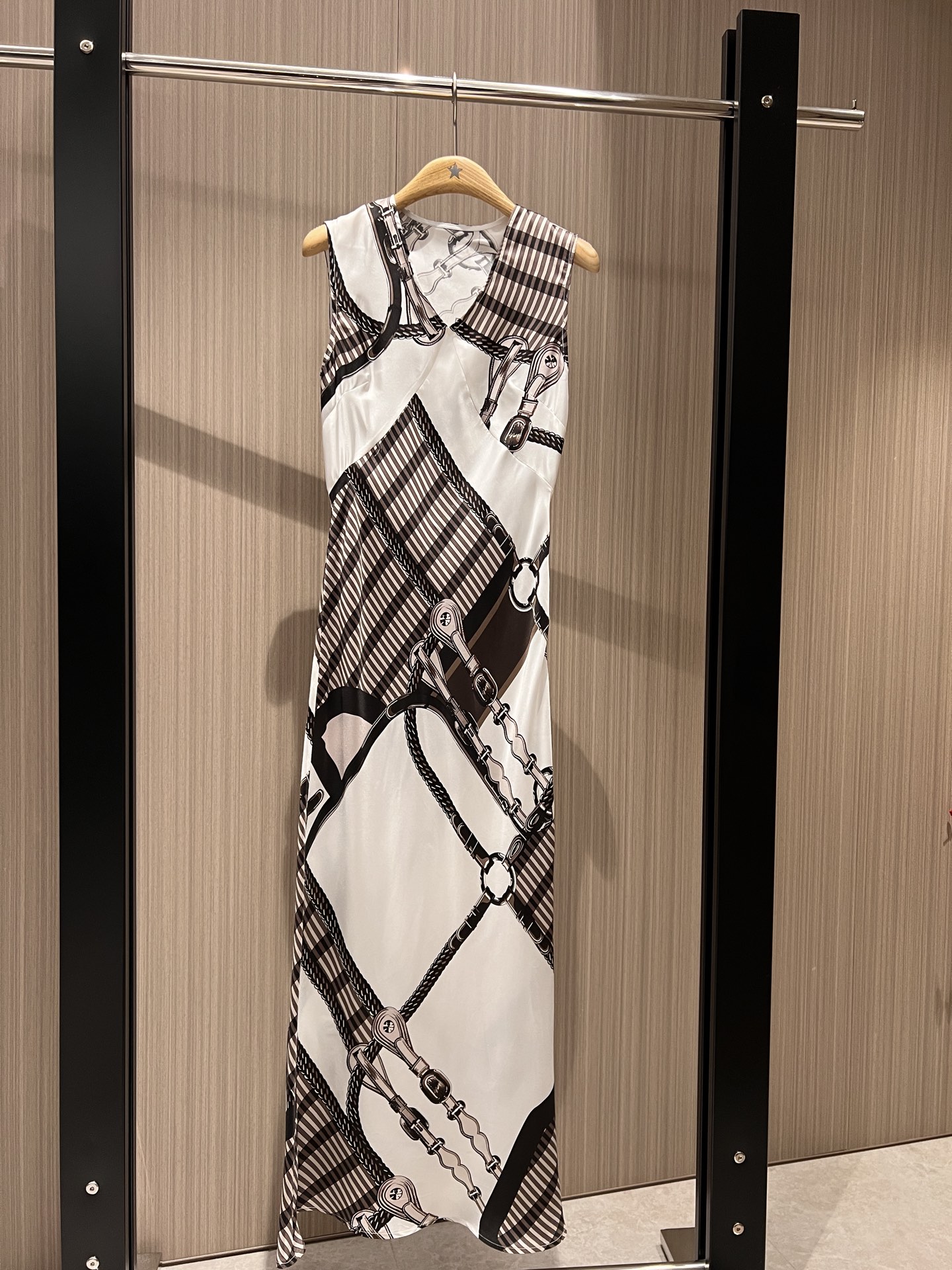 NO:325294,New catwalk style V-neck printed silk twill sleeveless dress Vest slit long skirt slim and slim Simple design Elegant and elegant white pink S-XL, skirts, real silk, alexander wang19860909新款走秀款 V领印花真丝斜纹无袖连衣裙 背心开叉长裙修身显瘦 简约设计 优雅气质十足白色粉色 S-XL,,skirts,real silk,alexander wang,Women's clothing