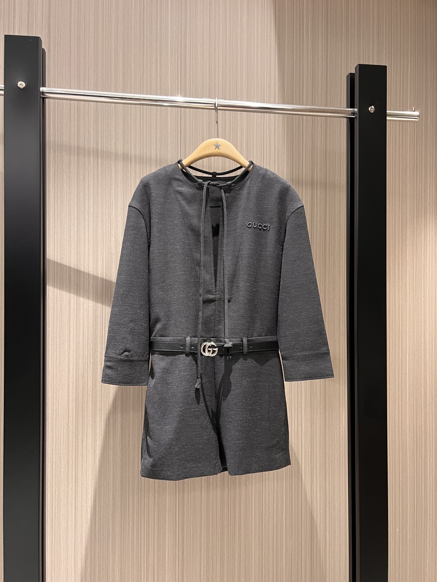 NO:325276,The same style of Joey Yung, deep V seven-quarter sleeve jumpsuits, necklace decoration and double G belt, embroidered logo letters on the chest, pockets on both sides, fashionable and casual, temperament and slimming, concave style SML, shorts, alexander wang19860909新款容祖儿同款 深V七分袖连体短裤 领口系带装饰搭配双G腰带 胸前刺绣logo字母两侧有口袋 时尚休闲 气质显瘦 凹造型 SML,,shorts,alexander wang,Women's clothing